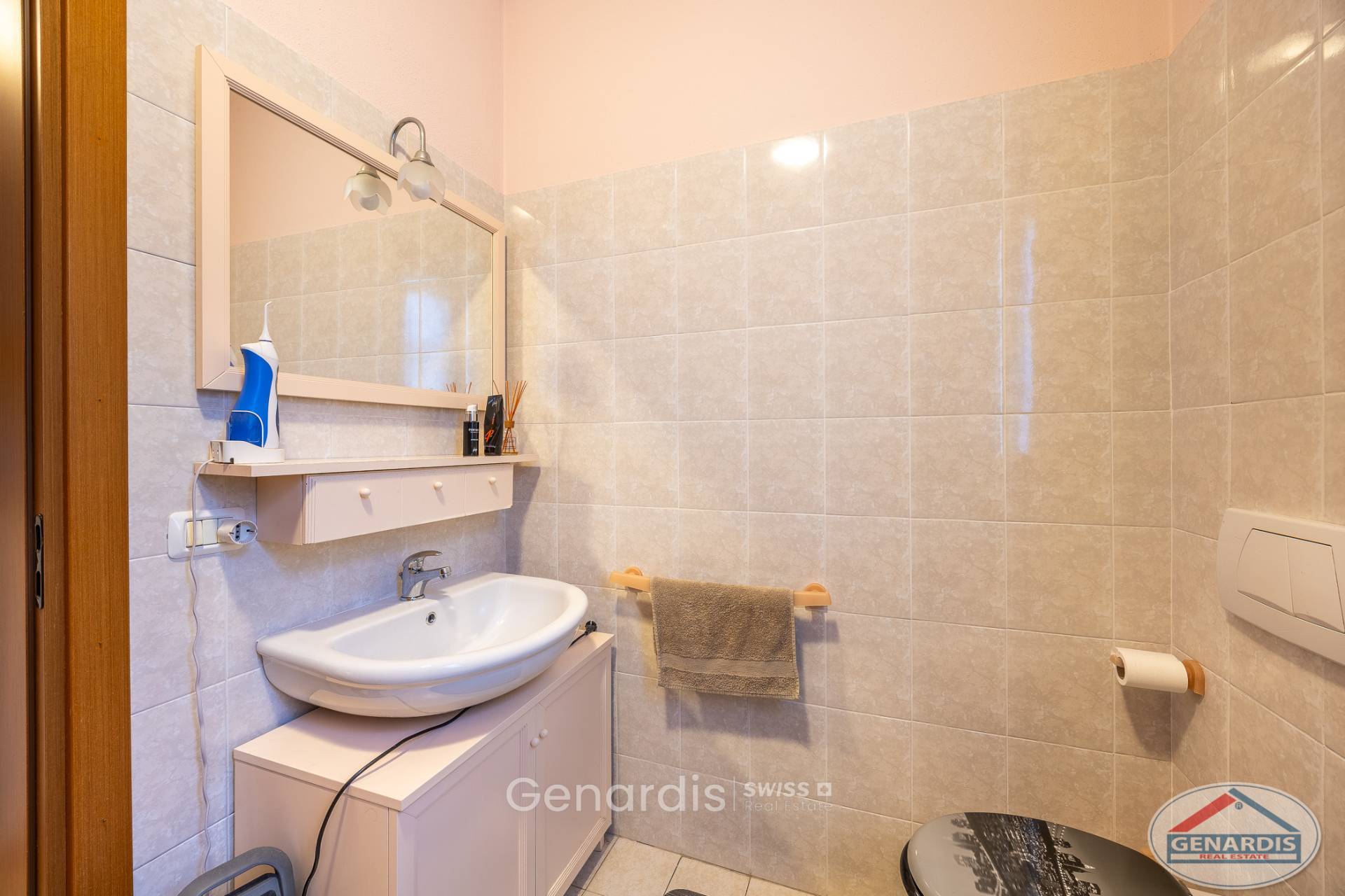 Kleines Badezimmer mit Waschbecken