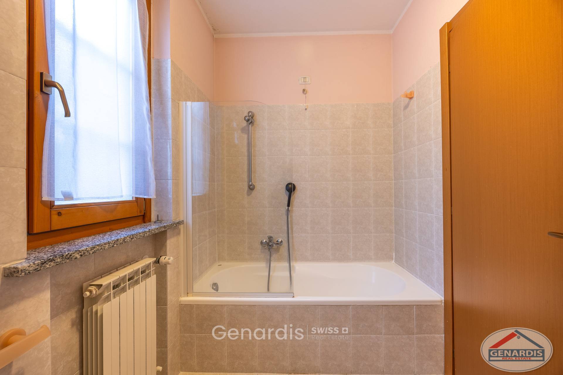 Badezimmer mit Badewanne und Fenster