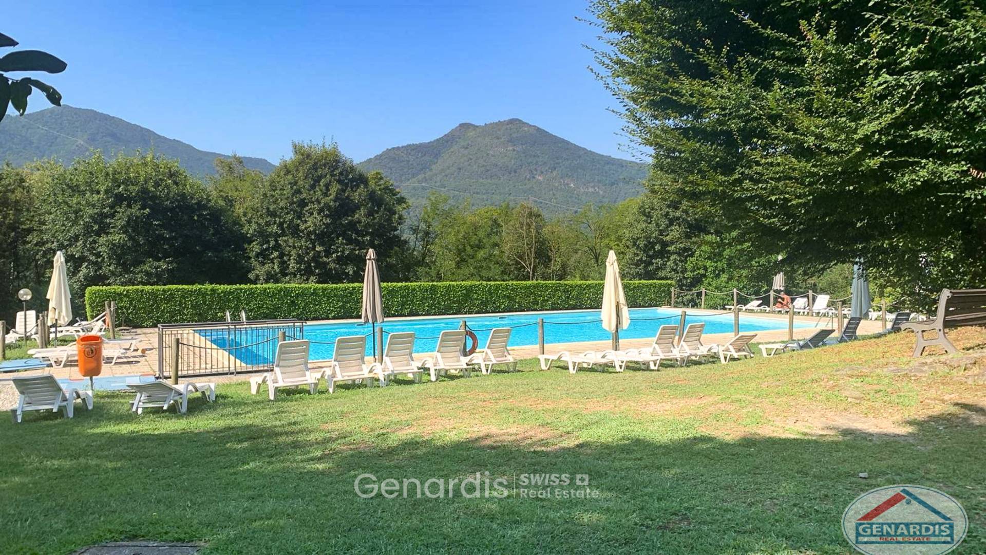 Außenbereich mit Pool und Bergblick