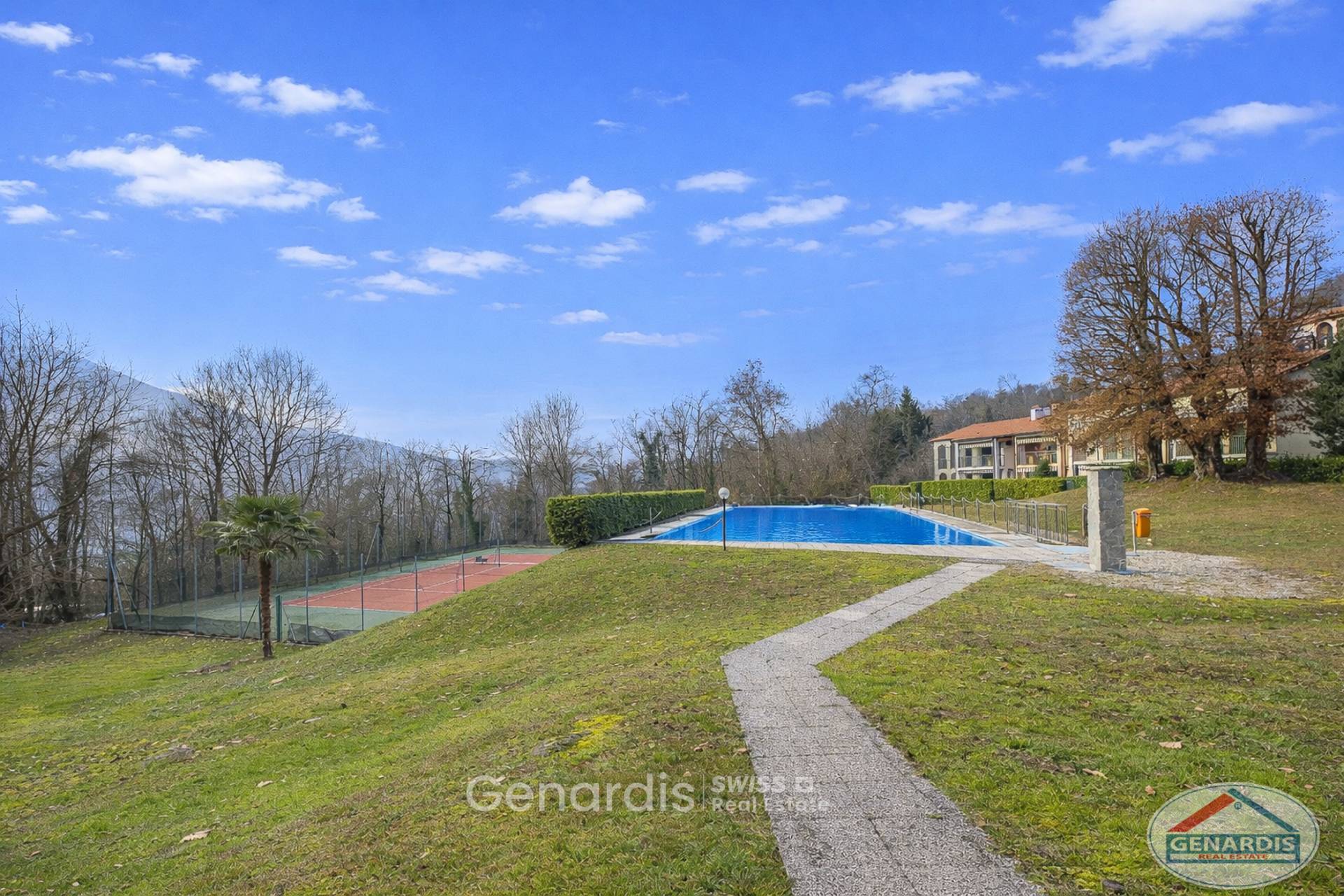 Außenbereich mit Pool und Tennisplatz