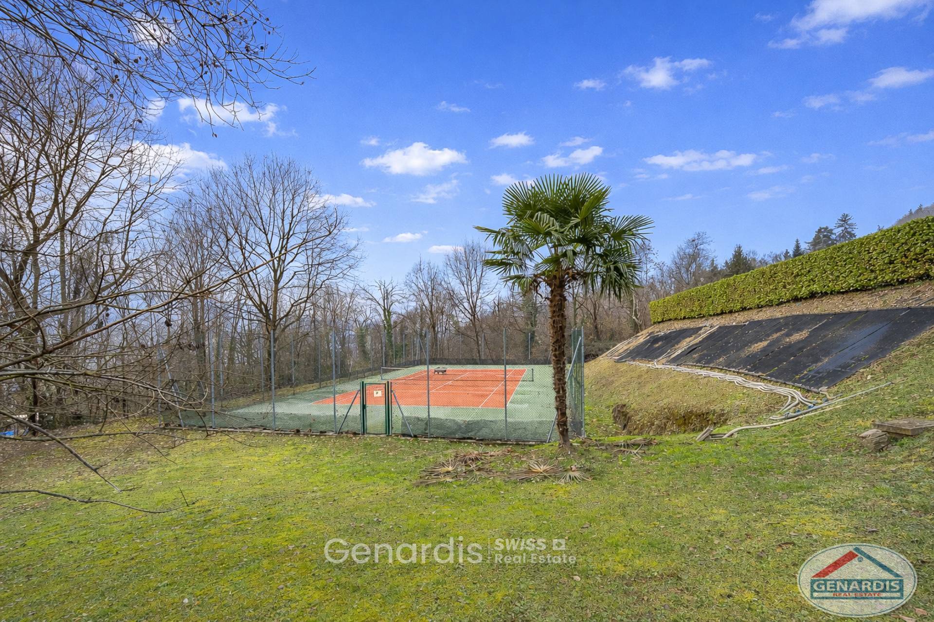 Außenbereich mit Tennisplatz