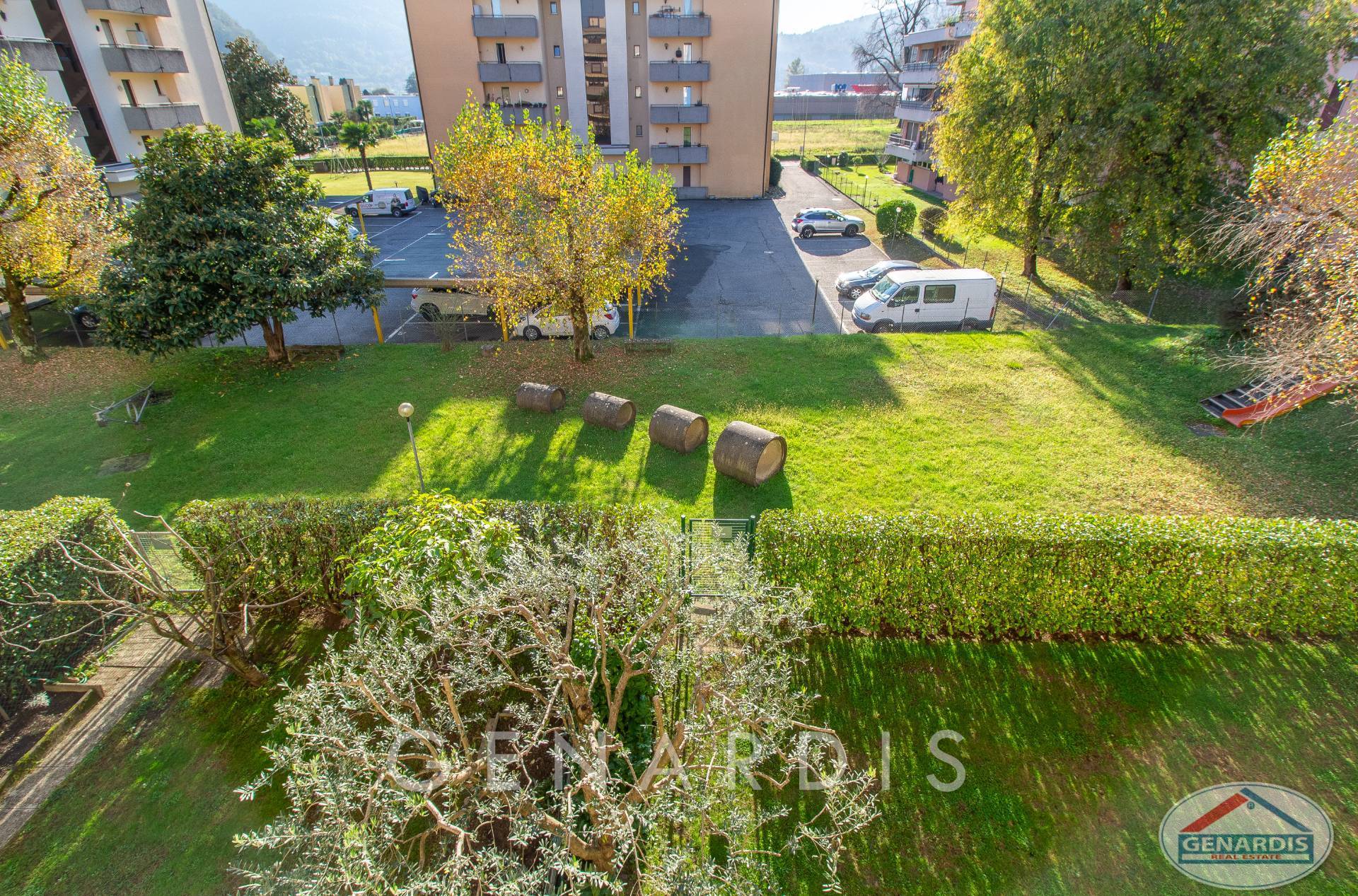 Blick auf gemeinschaftliche Gartenanlage und Wohnhof