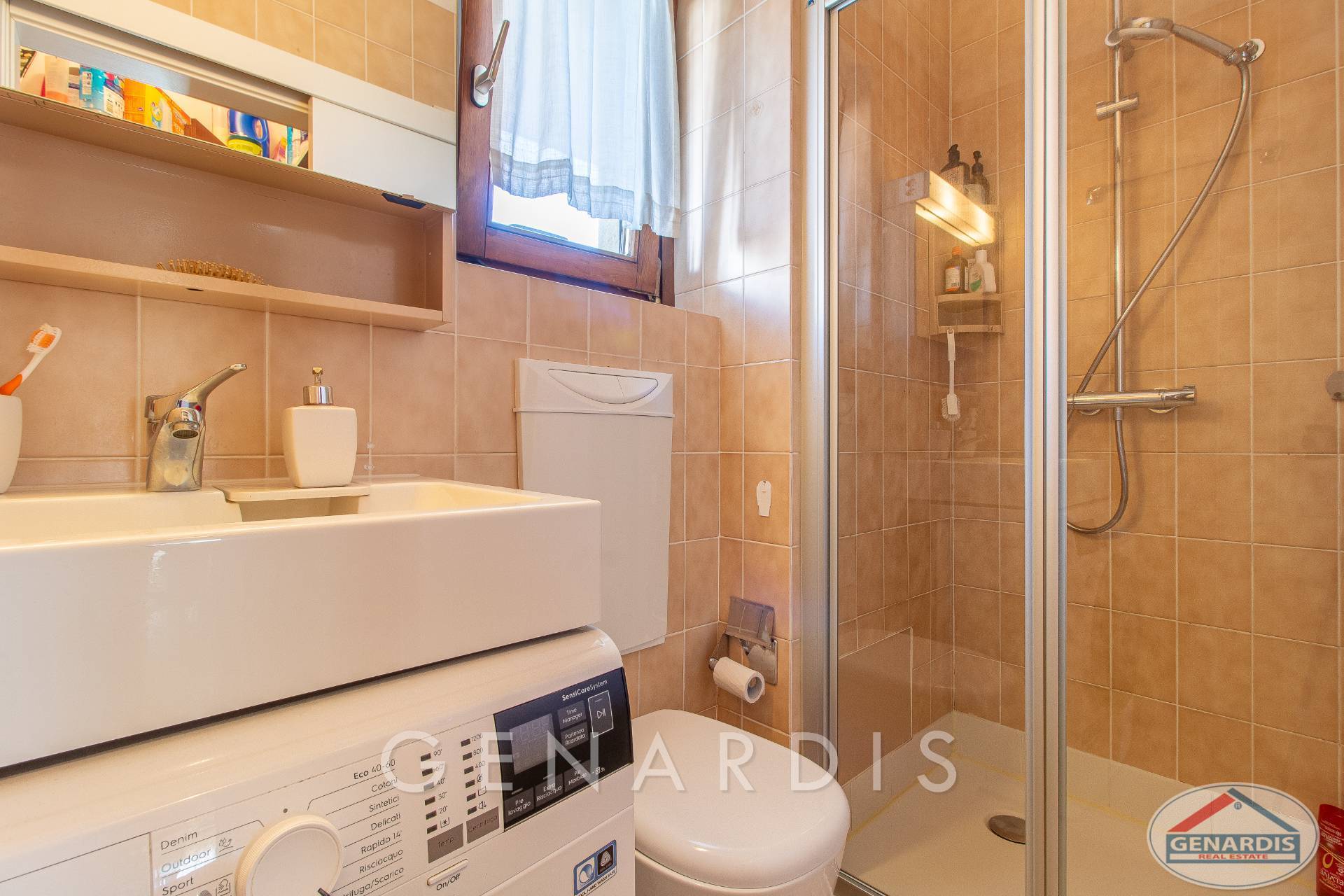 Kleines Badezimmer mit Dusche und Waschmaschine