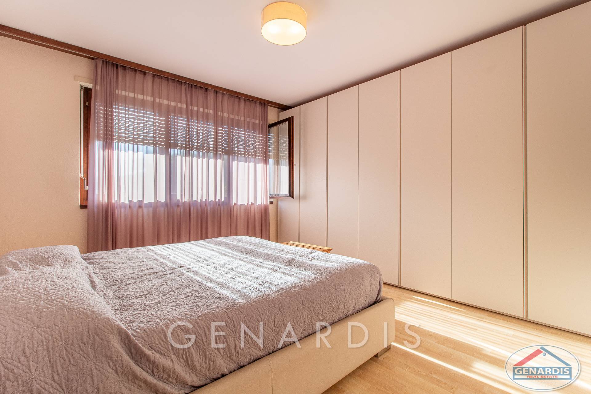 Helles Schlafzimmer mit Einbauschrank