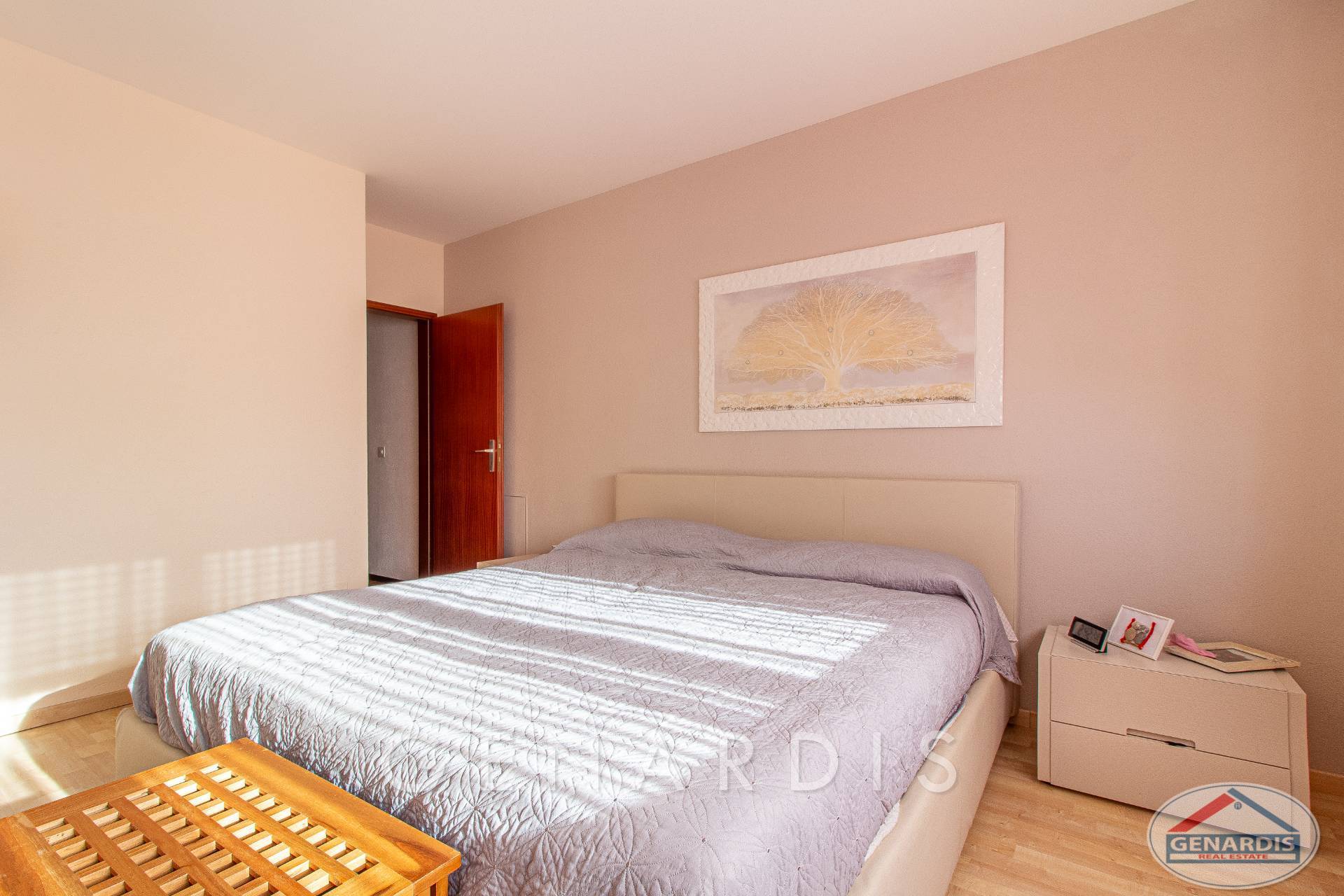 Helles Schlafzimmer mit Doppelbett