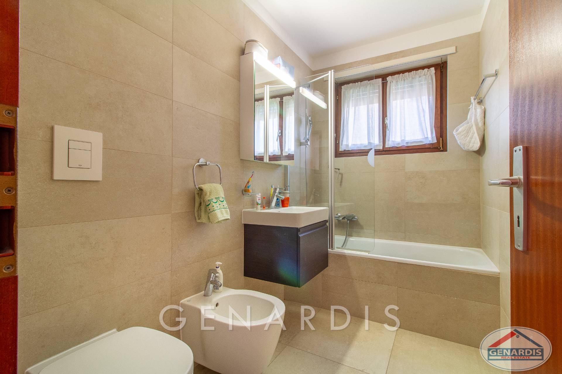 Kompaktes Badezimmer mit Wanne und Fenster