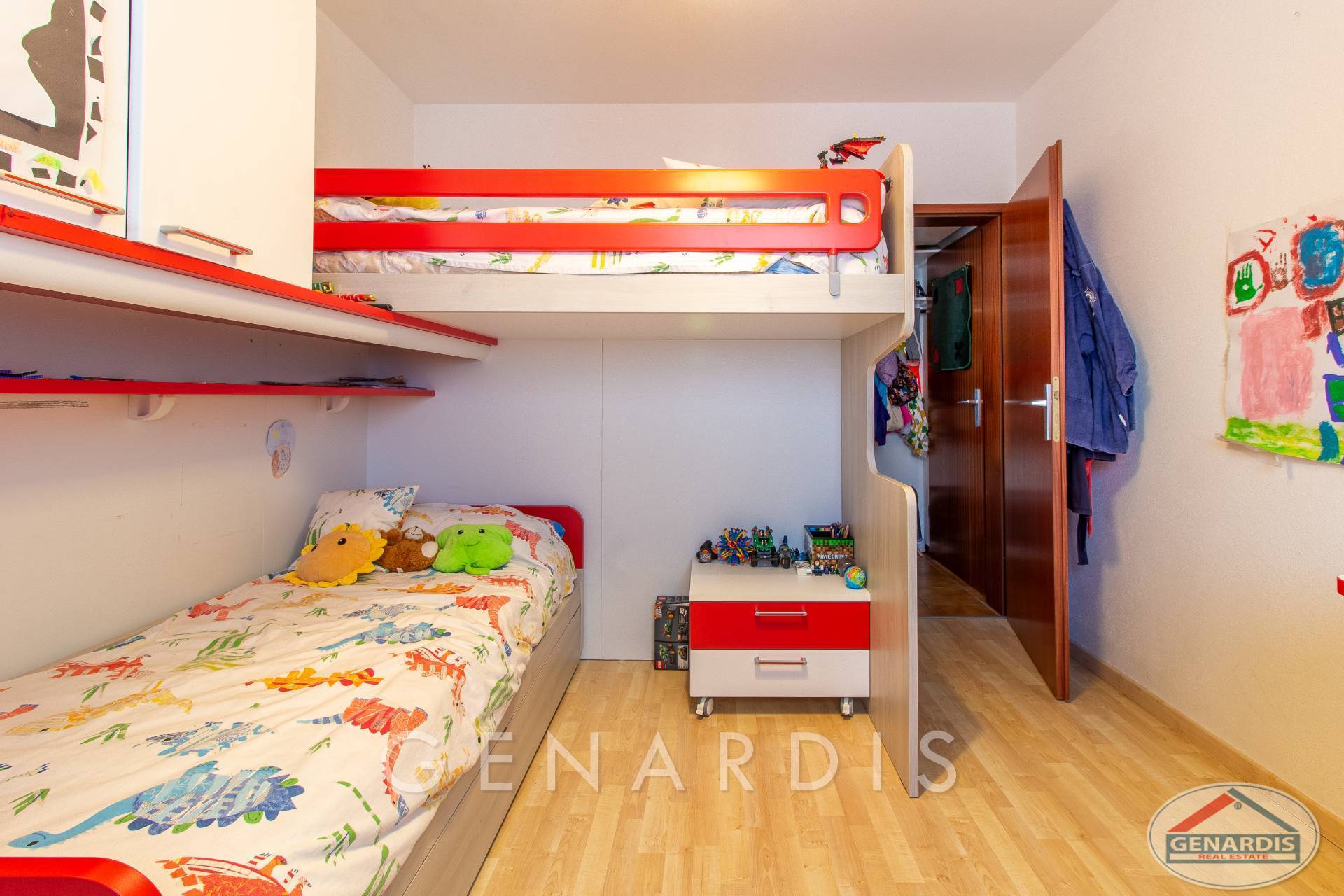 Kinderzimmer mit Etagenbett und Einbauschränken