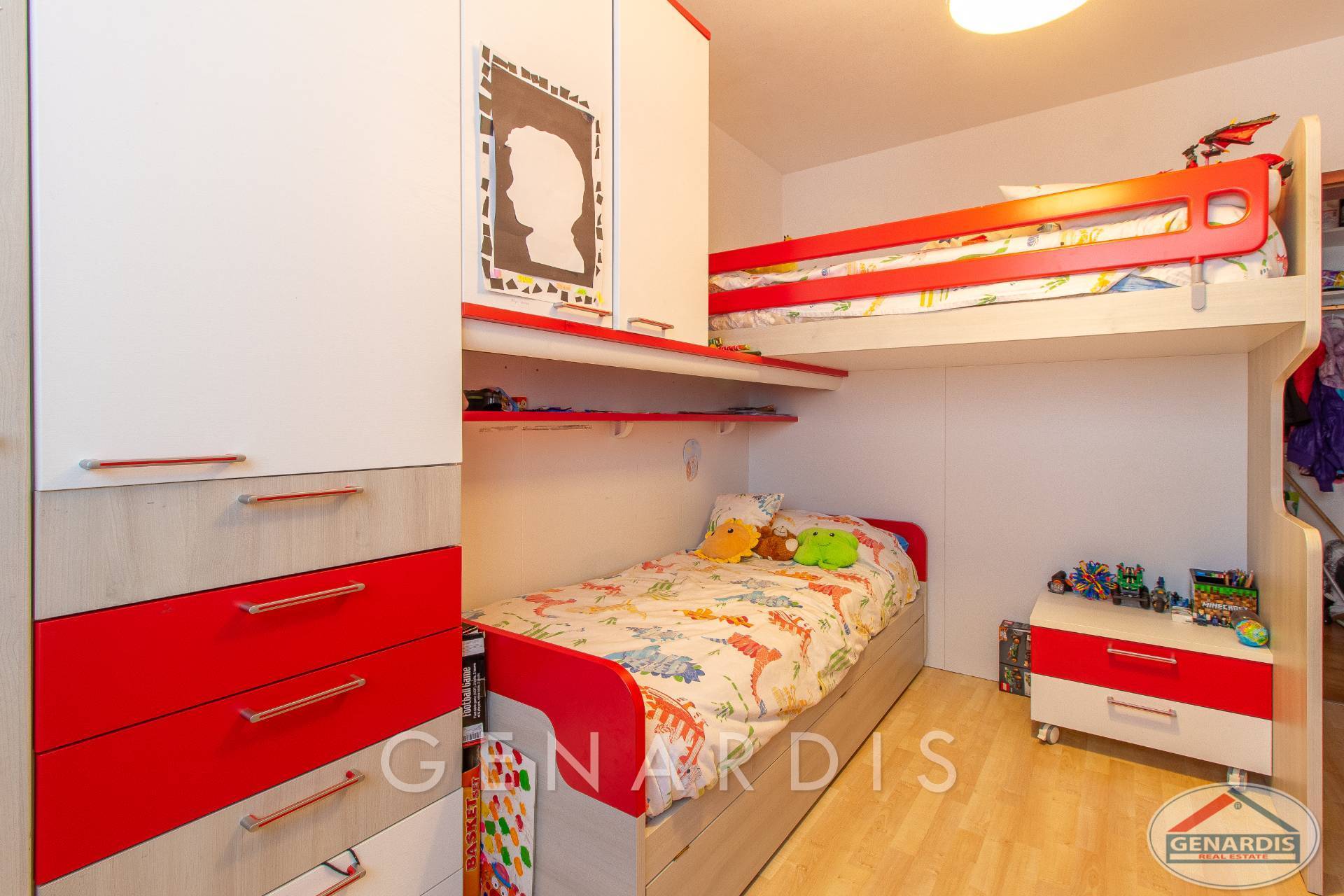 Kinderzimmer mit Hochbett und Einbauschränken