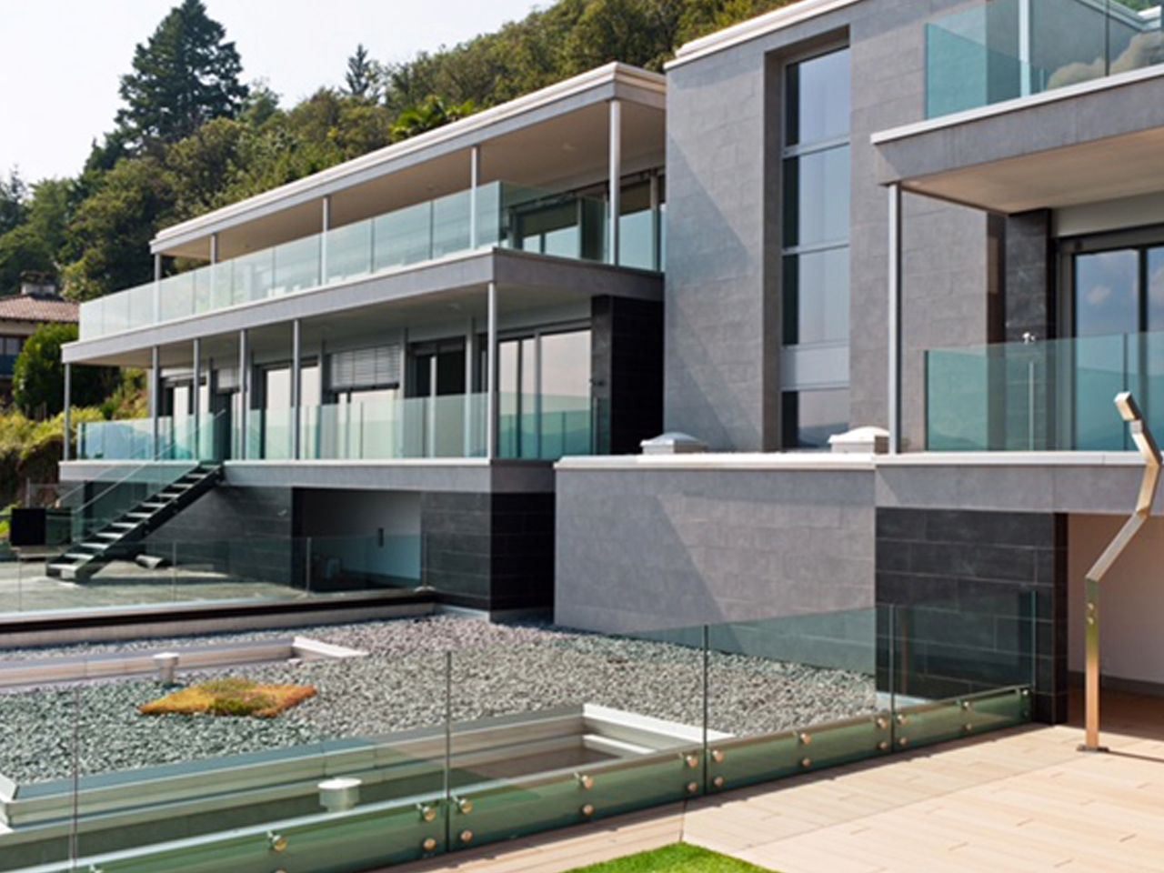 Moderne Luxusvilla mit Glasbalustraden
