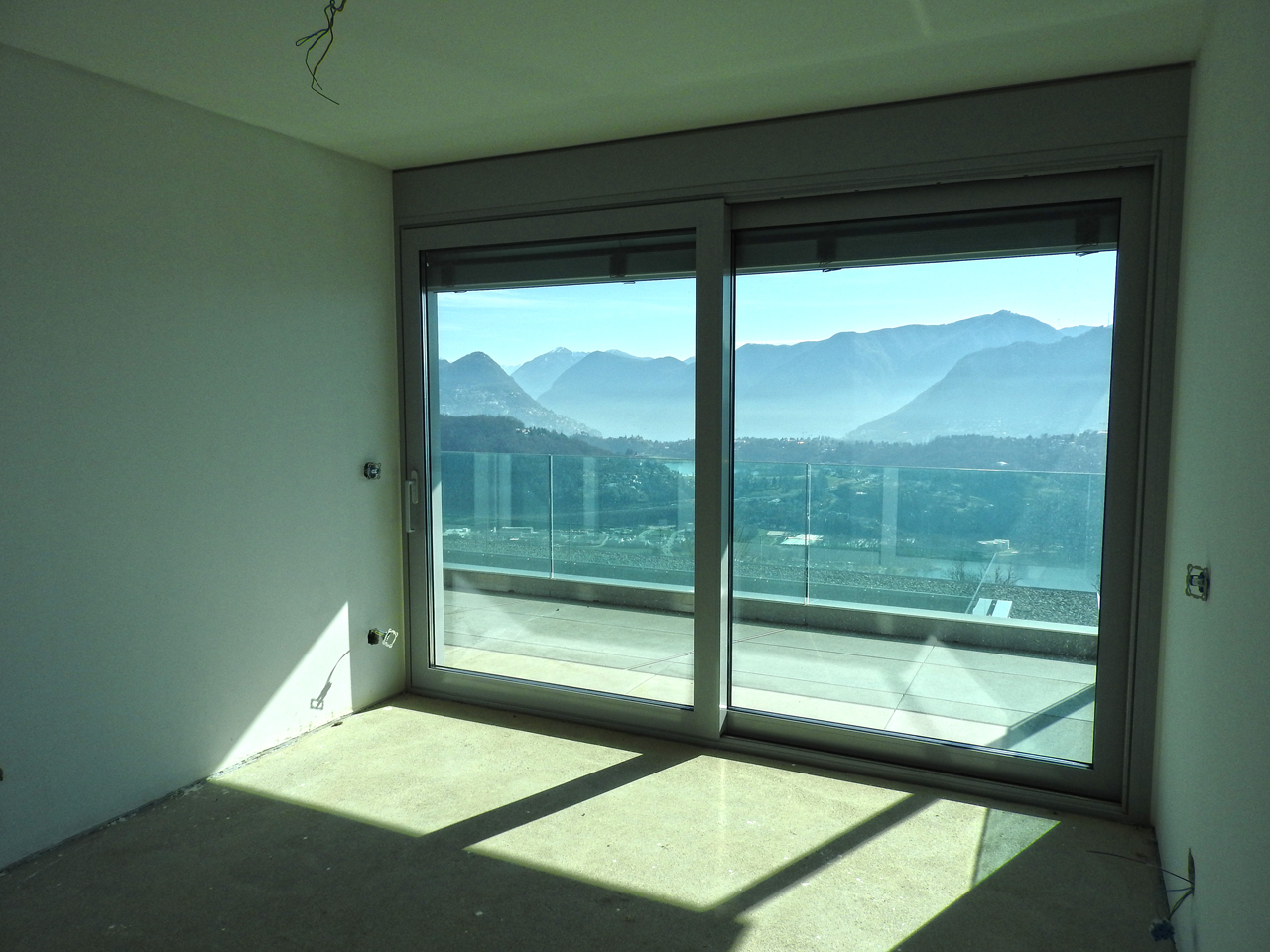 Leeres Zimmer mit Panoramablick und Balkon