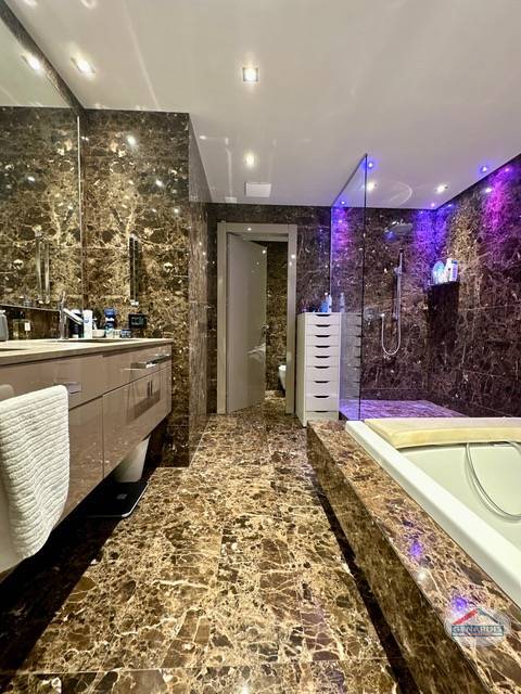 Luxuriöses Badezimmer mit Marmordesign