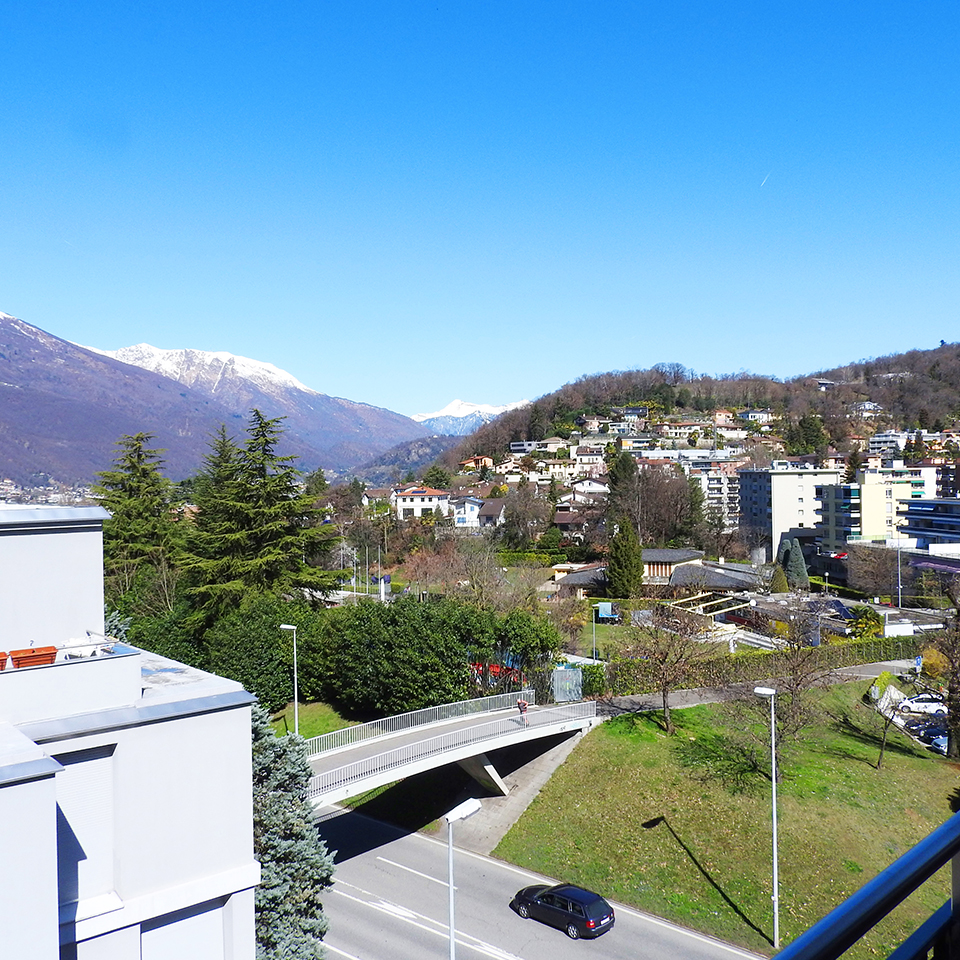 Berg- und Stadtblick von einem erhöhten Standort