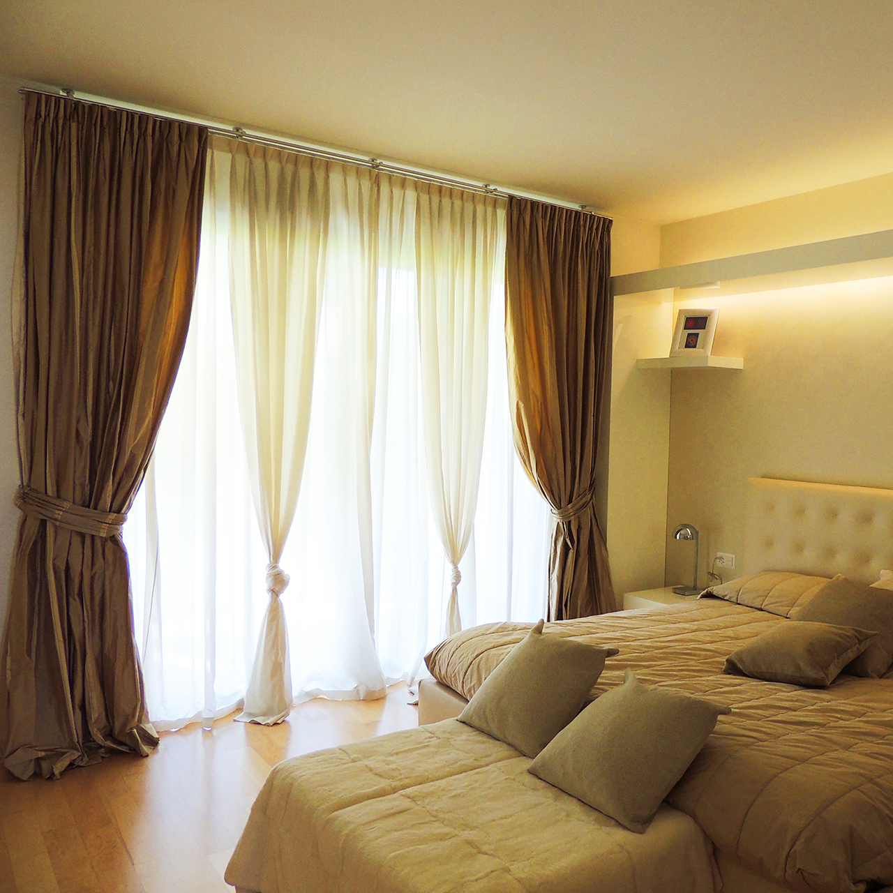 Modernes Schlafzimmer mit großer Fensterfront