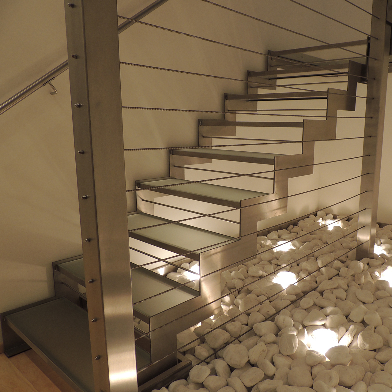 Moderne Treppe mit Stahlgeländer