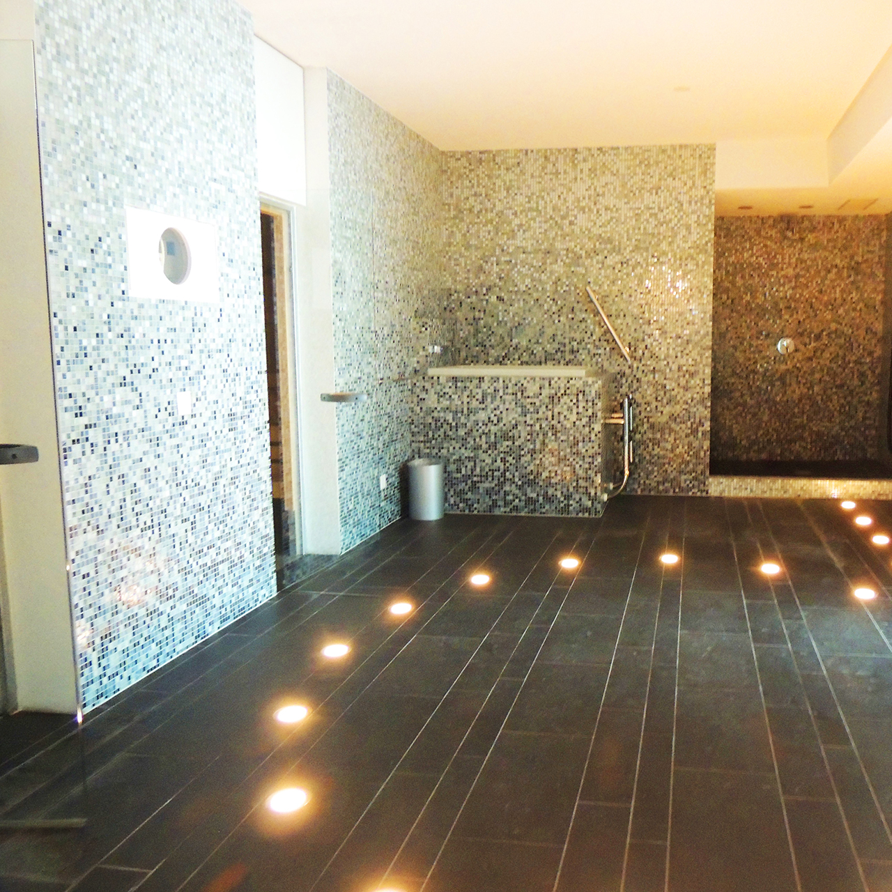 Modernes Spa mit Mosaikwänden