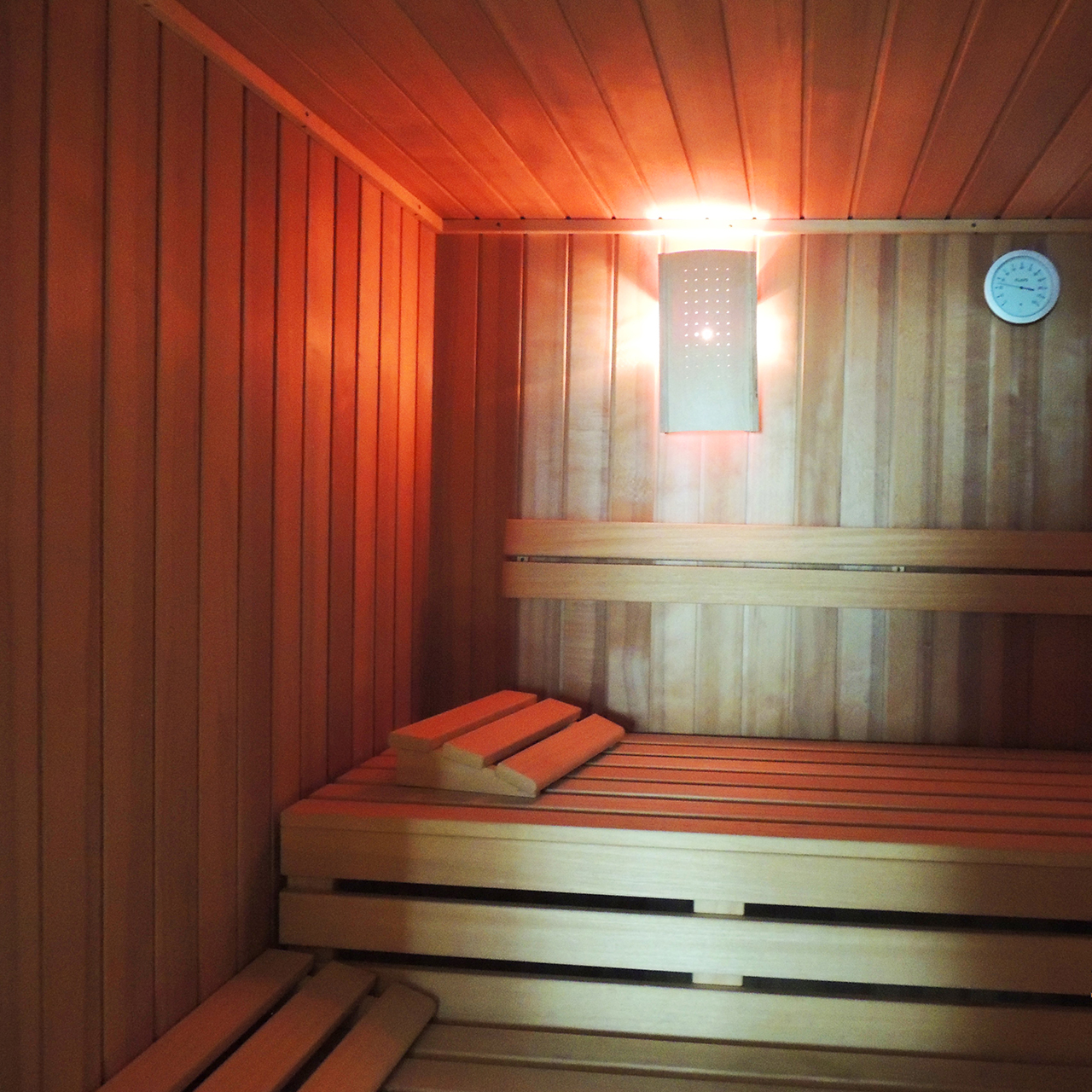 Sauna-Innenraum mit Holzverkleidung