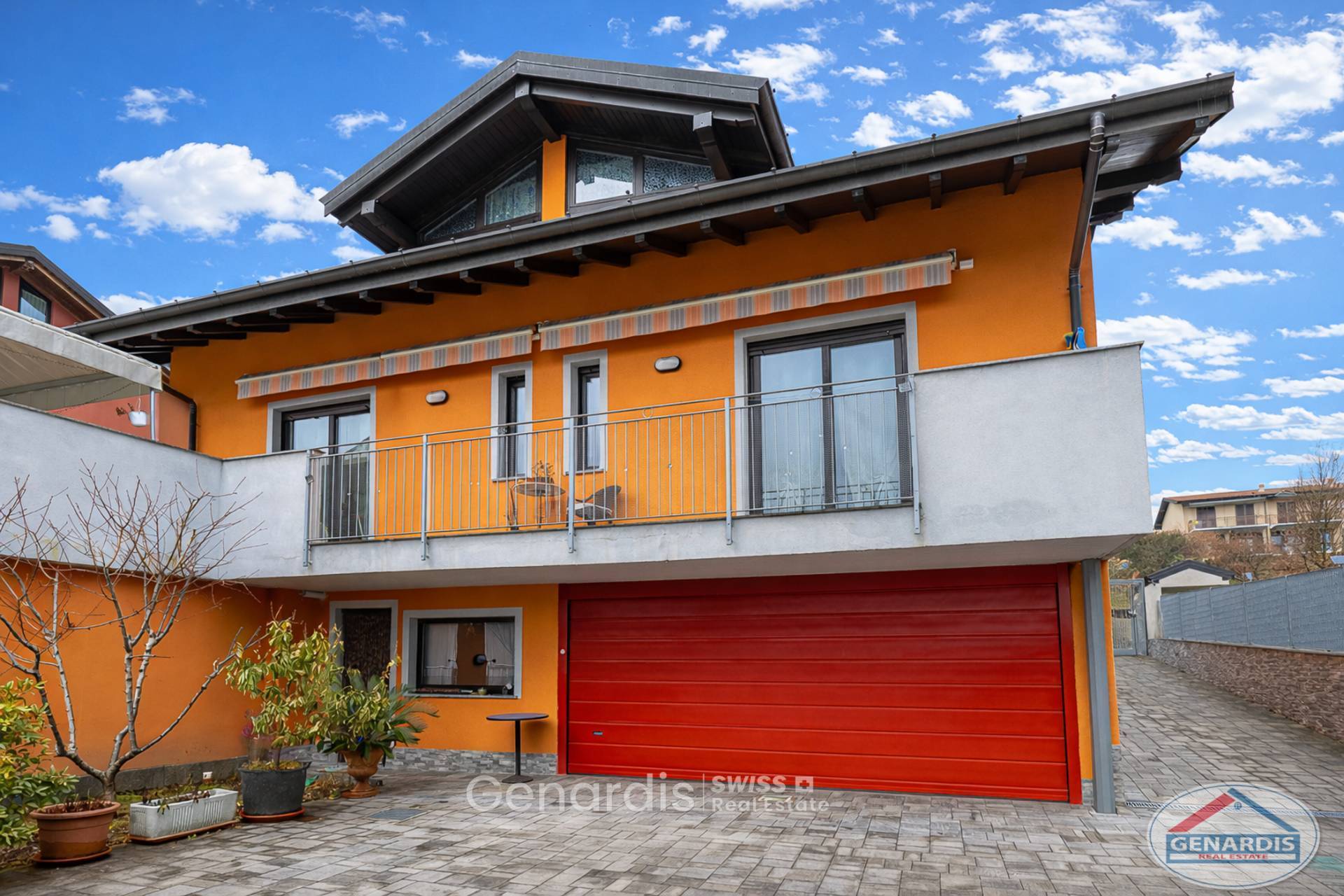 Außenansicht eines modernen Einfamilienhauses mit Garage und Balkon