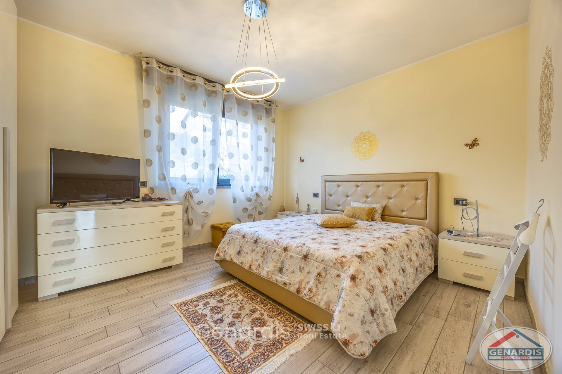 Helles Schlafzimmer mit Doppelbett und Kommoden