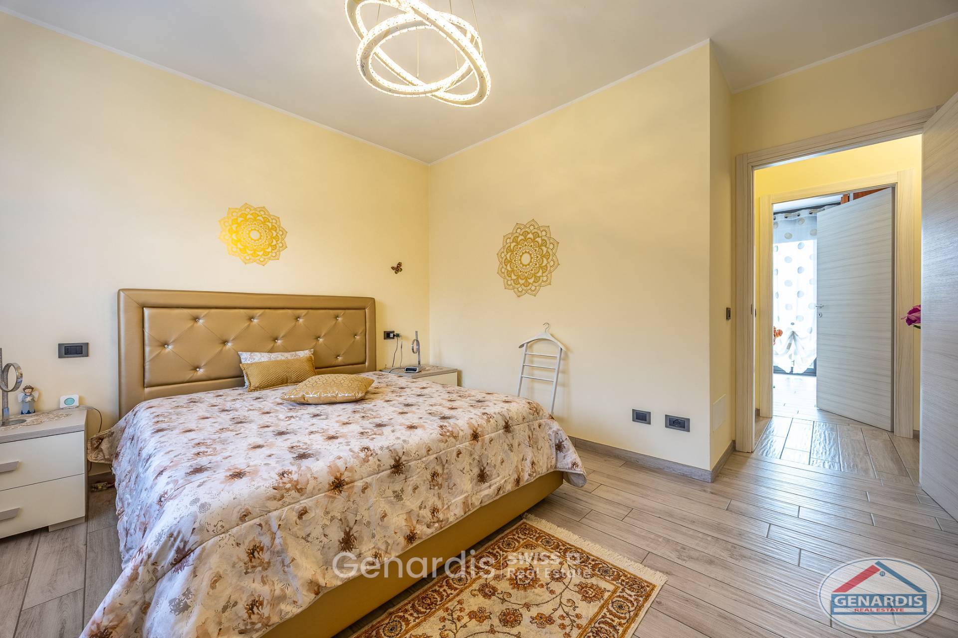 Helles Schlafzimmer mit goldfarbenem Bett