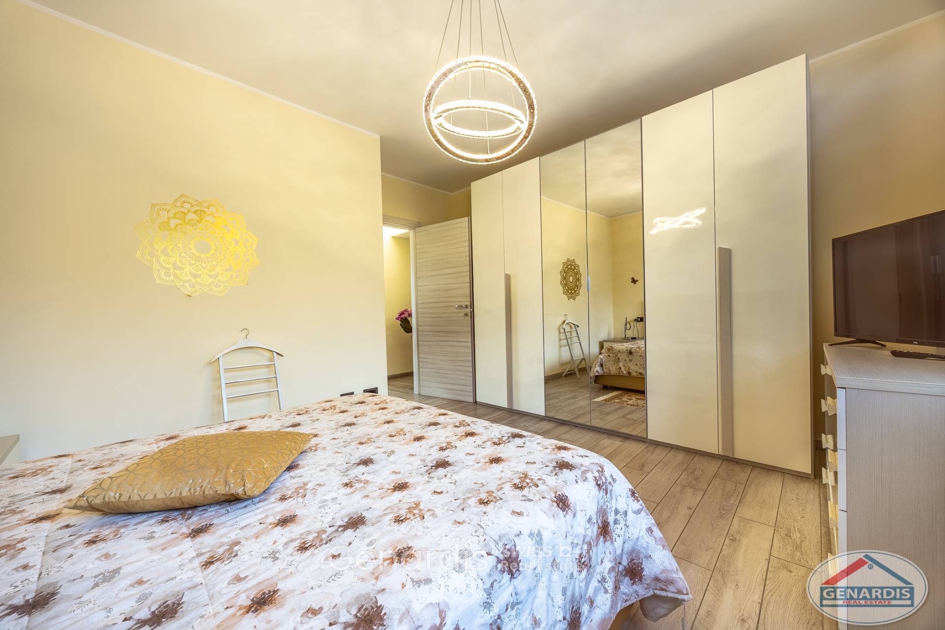 Helles Schlafzimmer mit Einbauschrank
