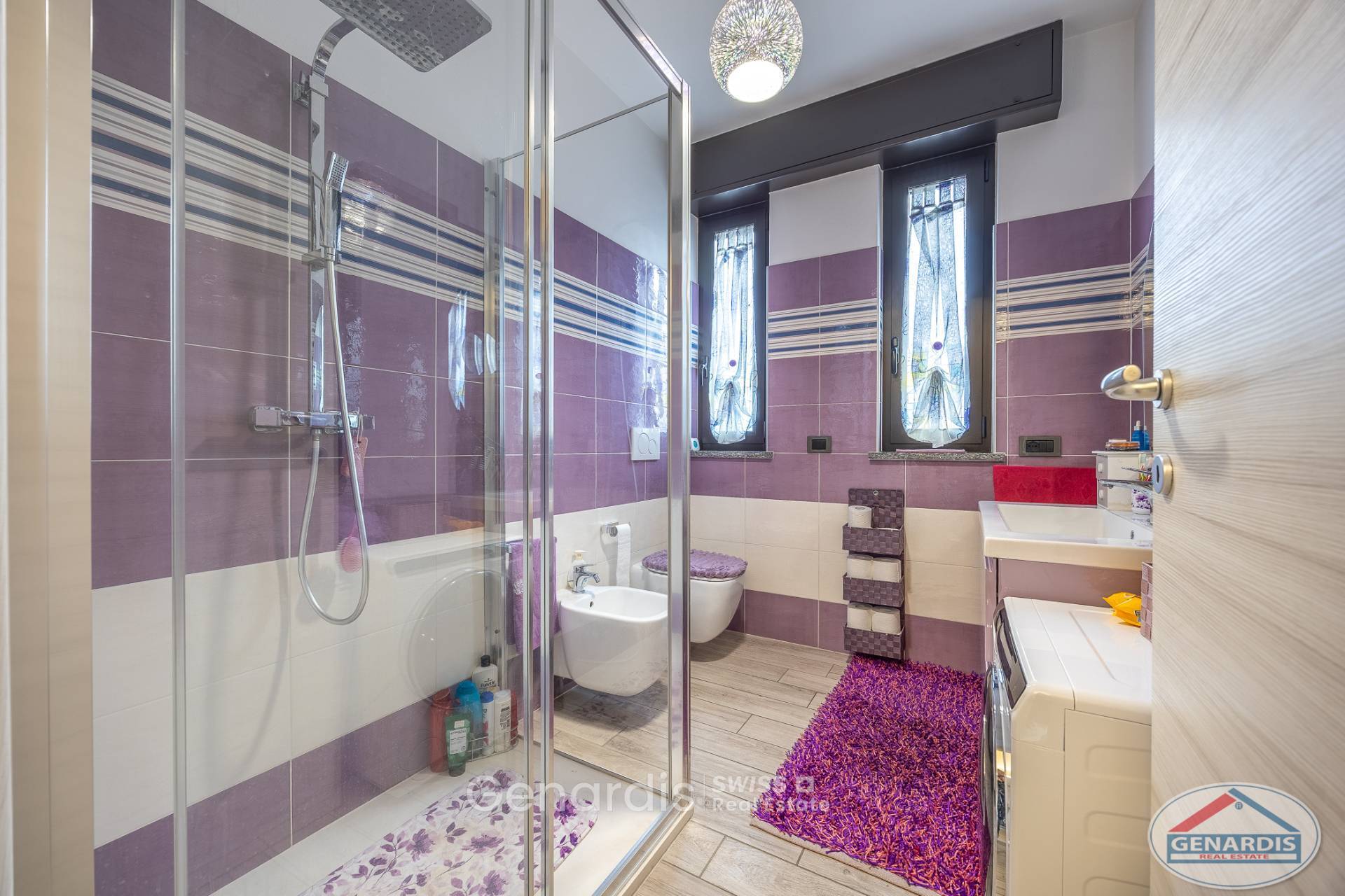 Modernes Badezimmer mit violetten Fliesen
