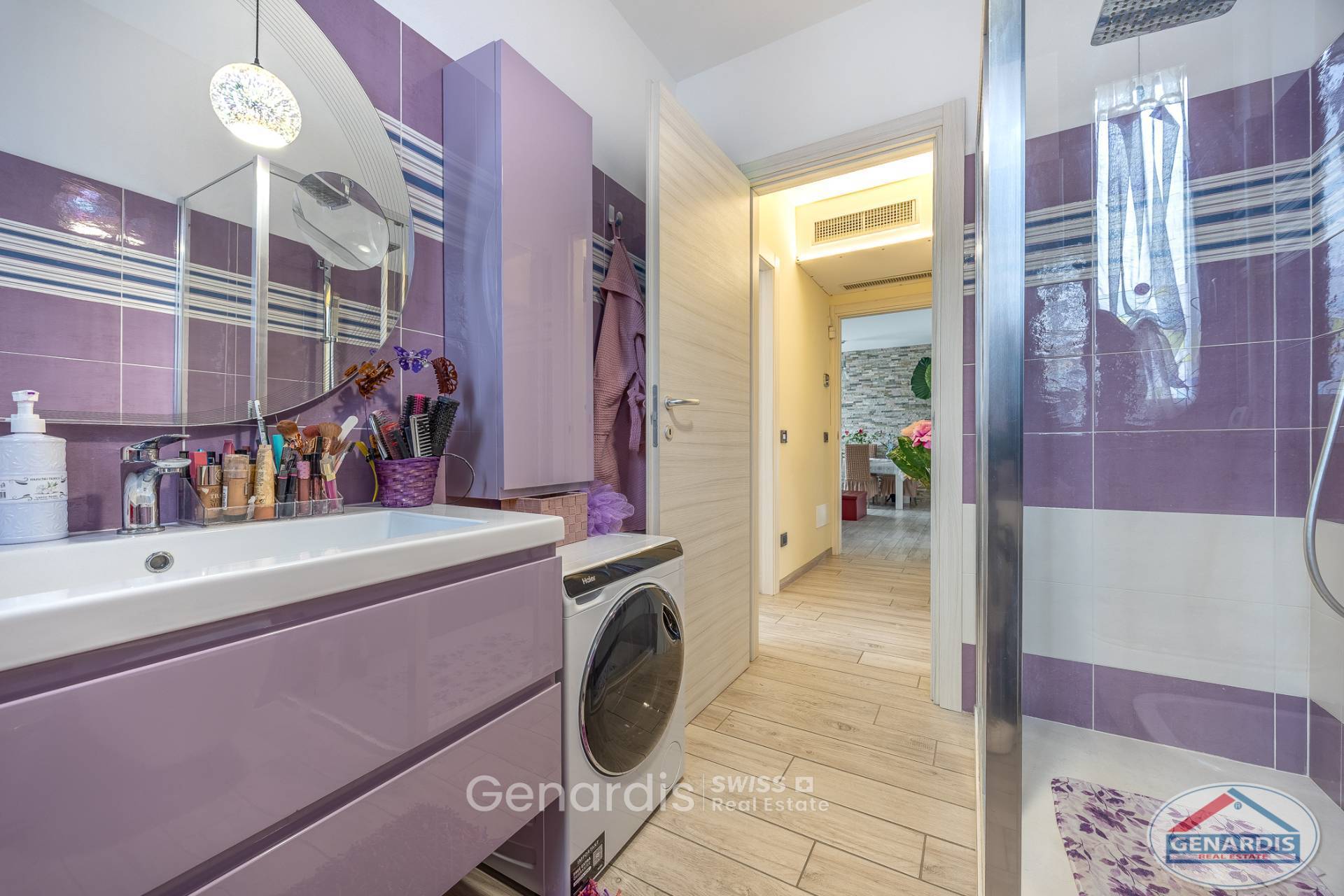 Lila Badezimmer mit Dusche und Waschtisch