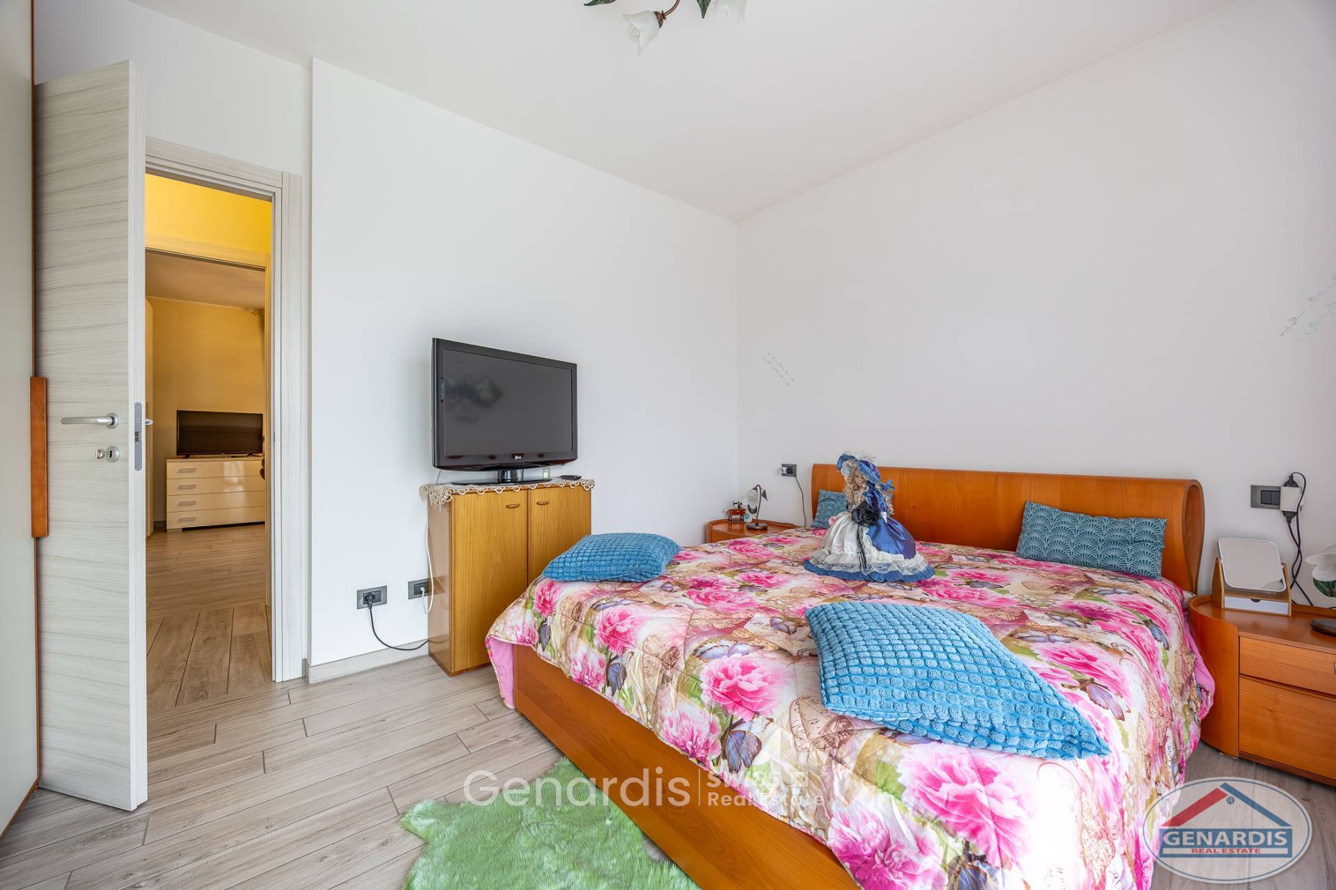 Schlafzimmer mit Doppelbett und Blick in den Nebenraum