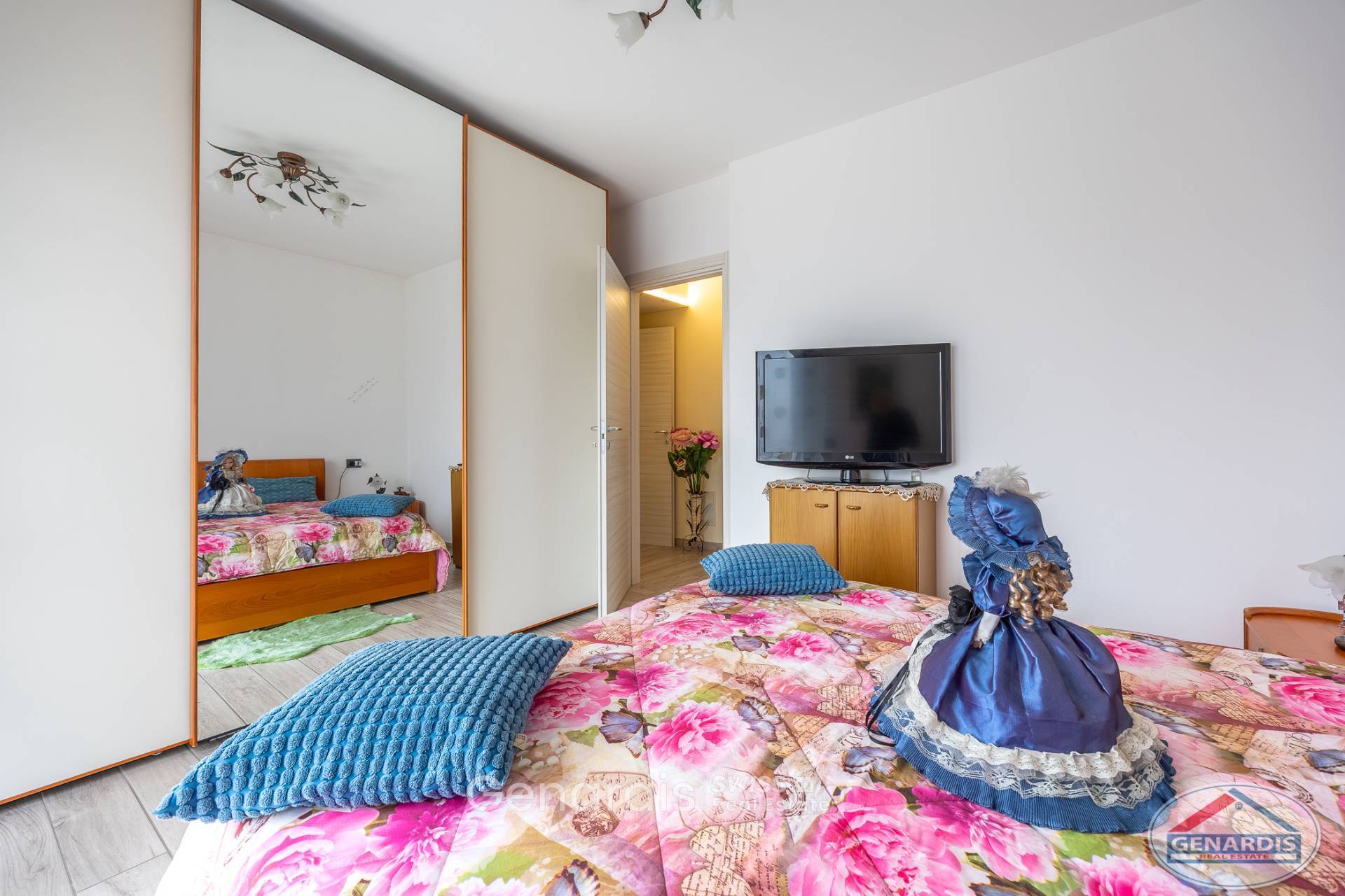 Schlafzimmer mit Spiegelkleiderschrank