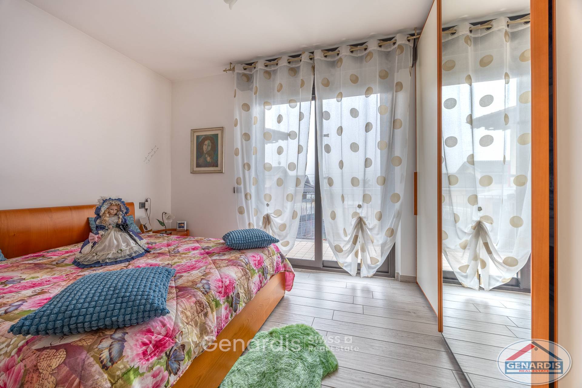 Helles Schlafzimmer mit Balkonzugang