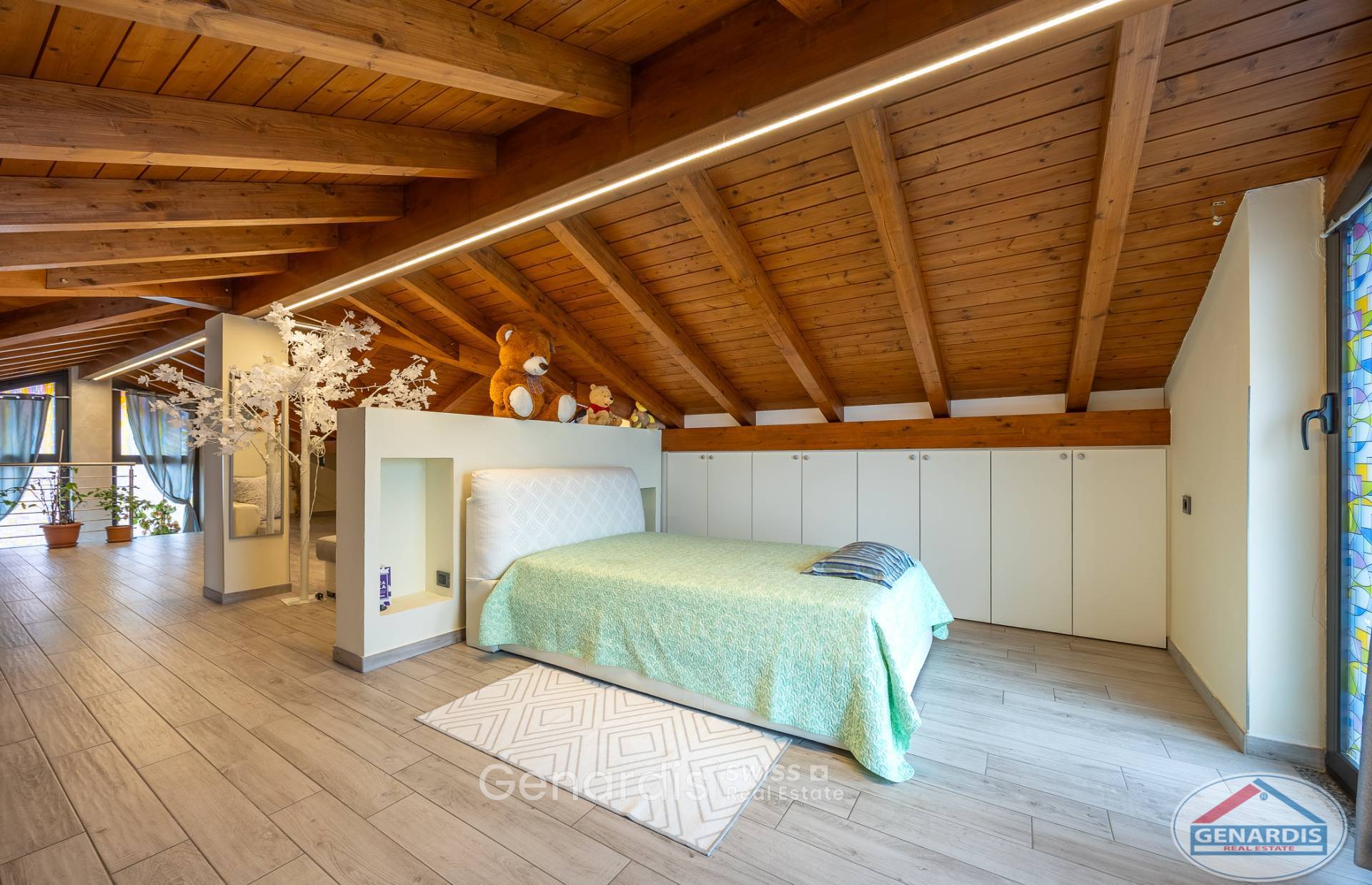 Dachgeschoss-Schlafzimmer mit Holzbalkendecke