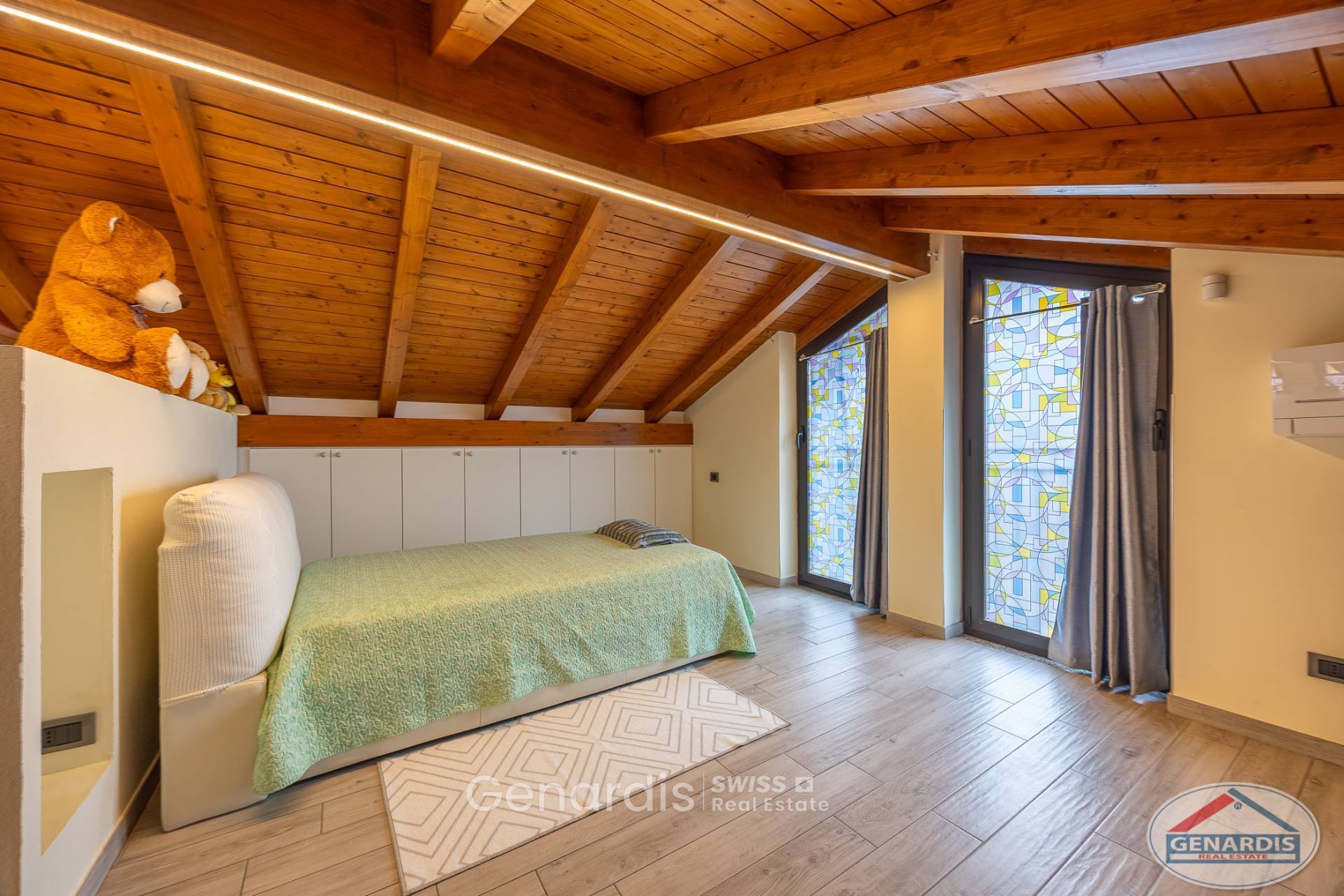 Dachgeschoss-Schlafzimmer mit Holzdecke