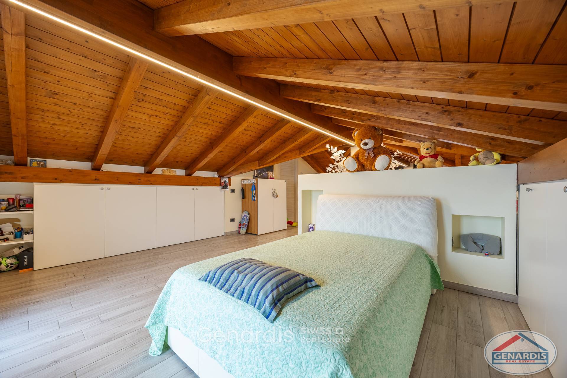 Dachgeschoss-Schlafzimmer mit Holzbalken