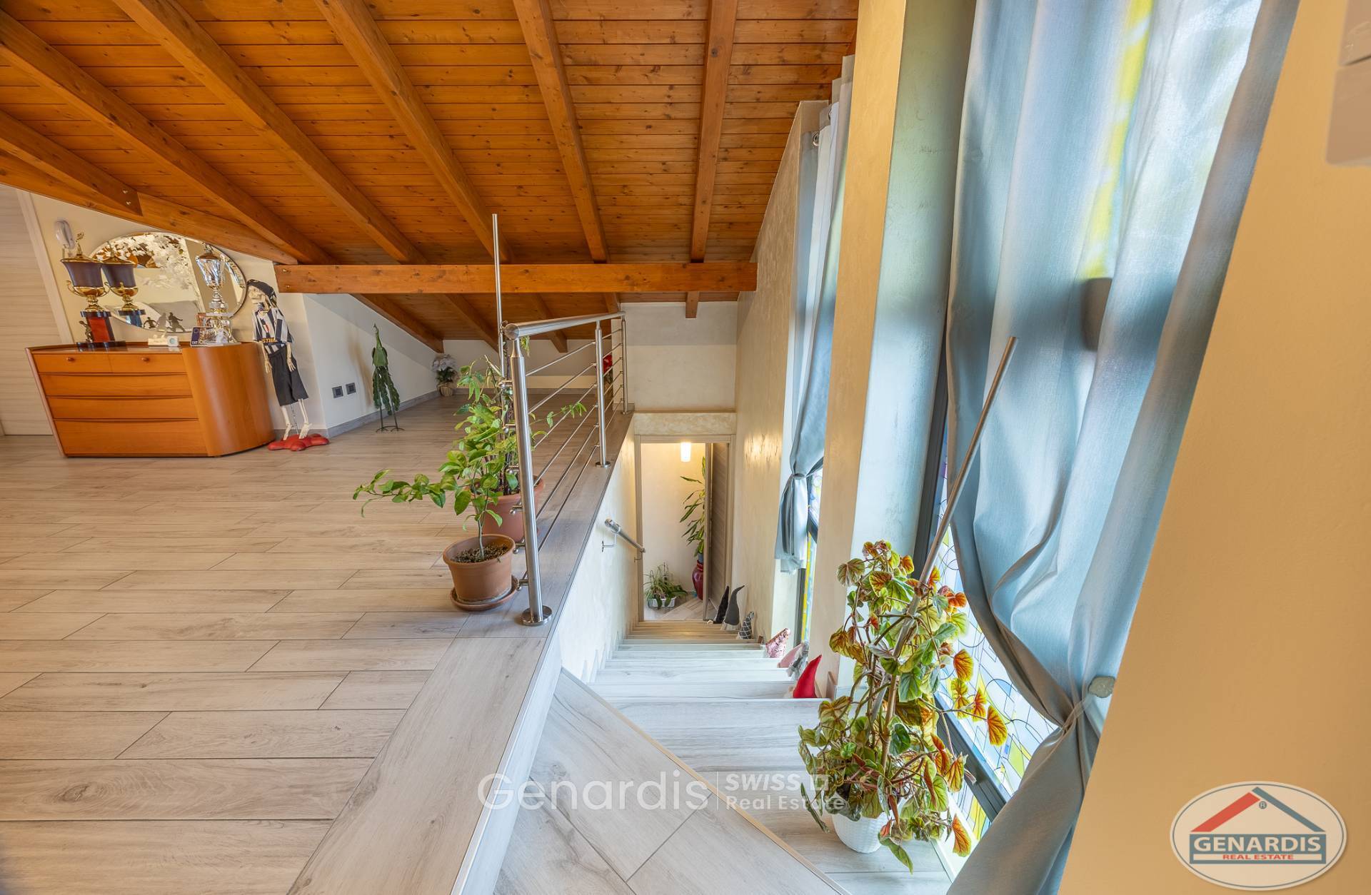 Galerie mit Treppe und Holzdecke