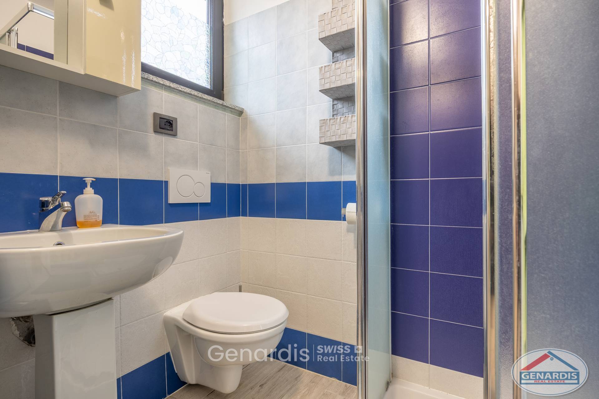 Kleines Gäste-WC mit Dusche