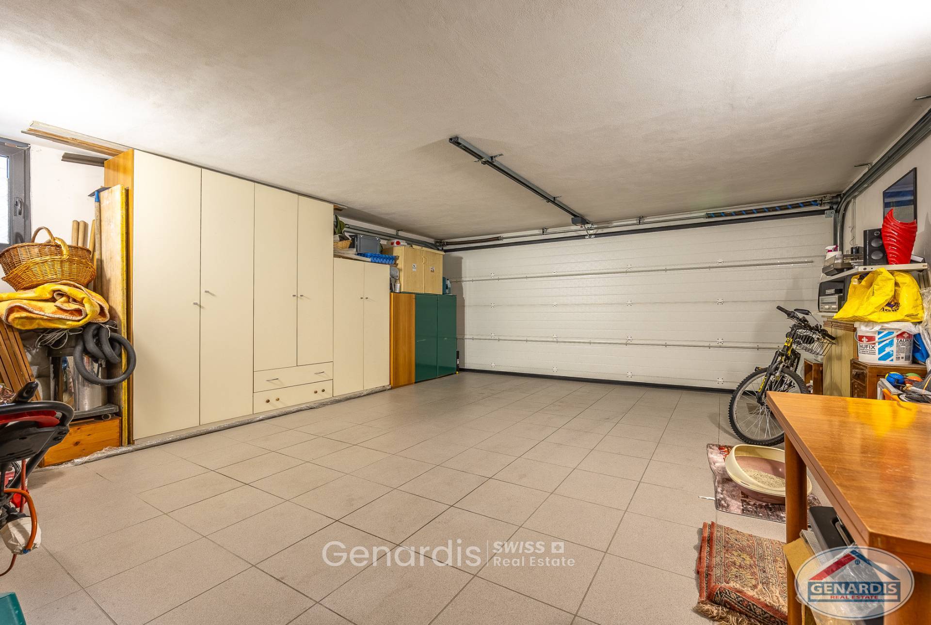 Große Garage mit Stauraum