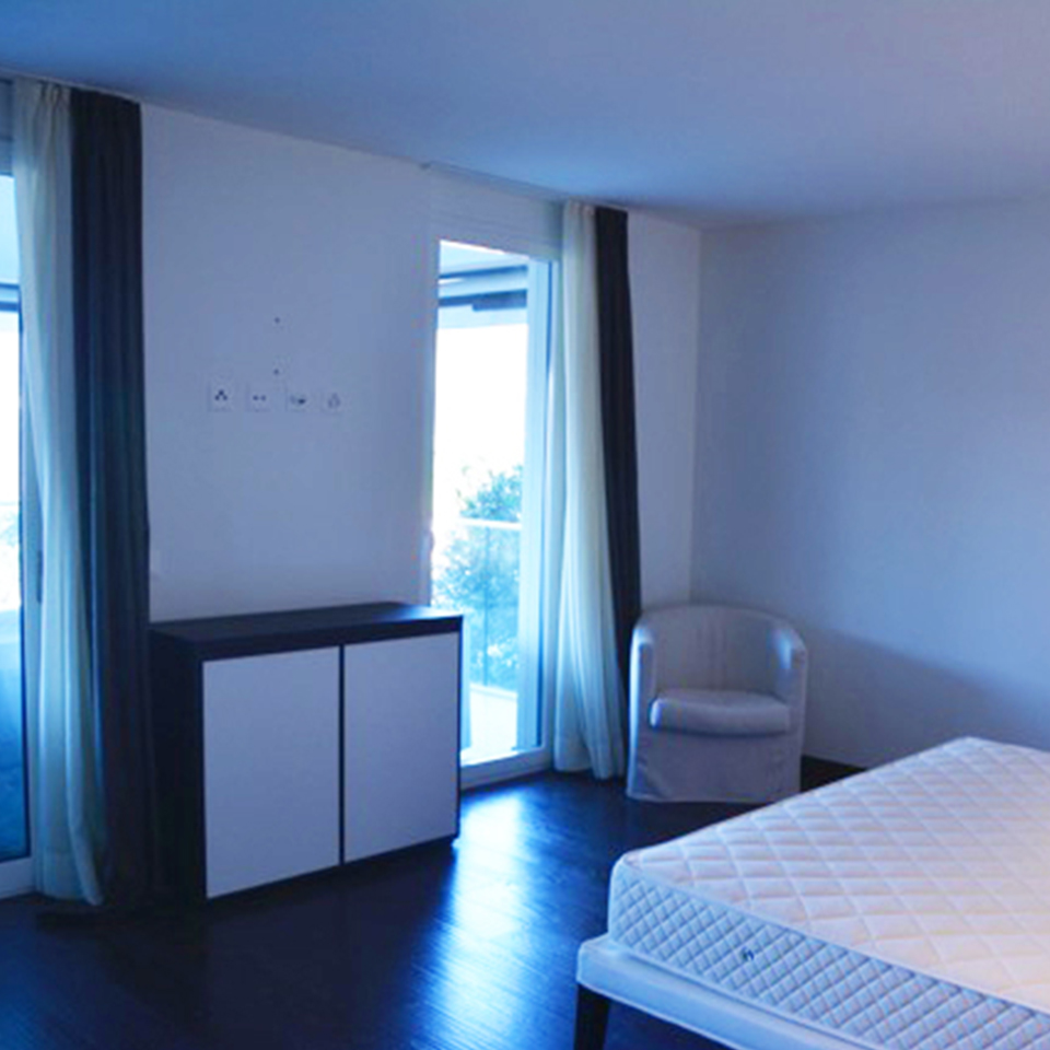Helles Schlafzimmer mit großen Fenstern