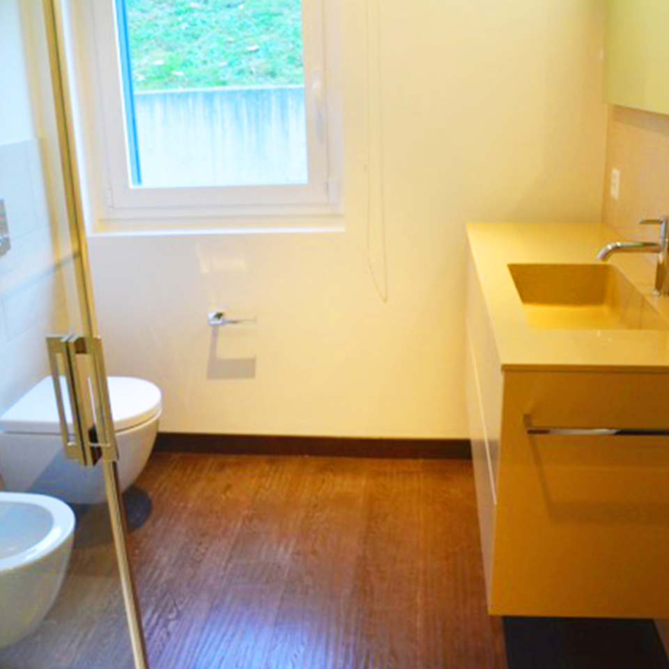 Modernes Badezimmer mit Glasdusche und Waschtisch