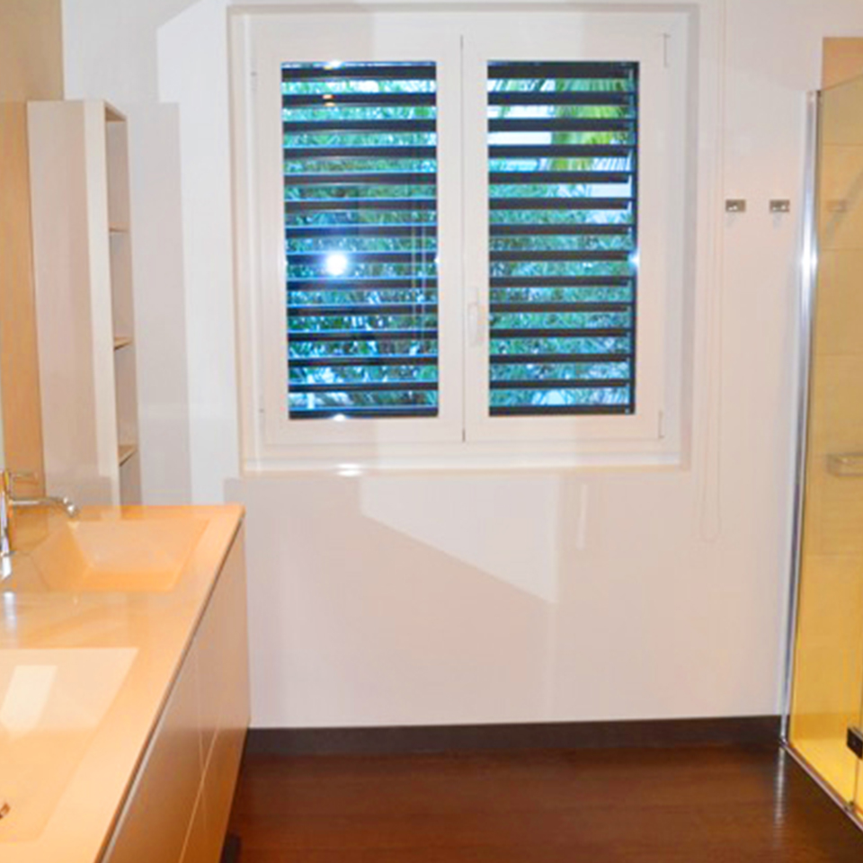 Modernes Badezimmer mit Fenster und Holzakzenten