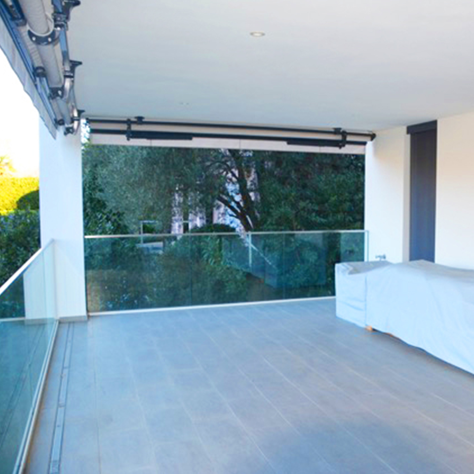 Balkon mit Glasgeländer