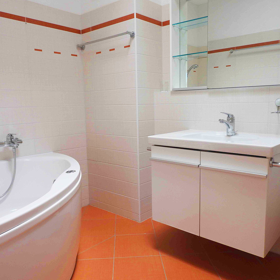 Modernes Badezimmer mit orangefarbenen Fliesenakzenten