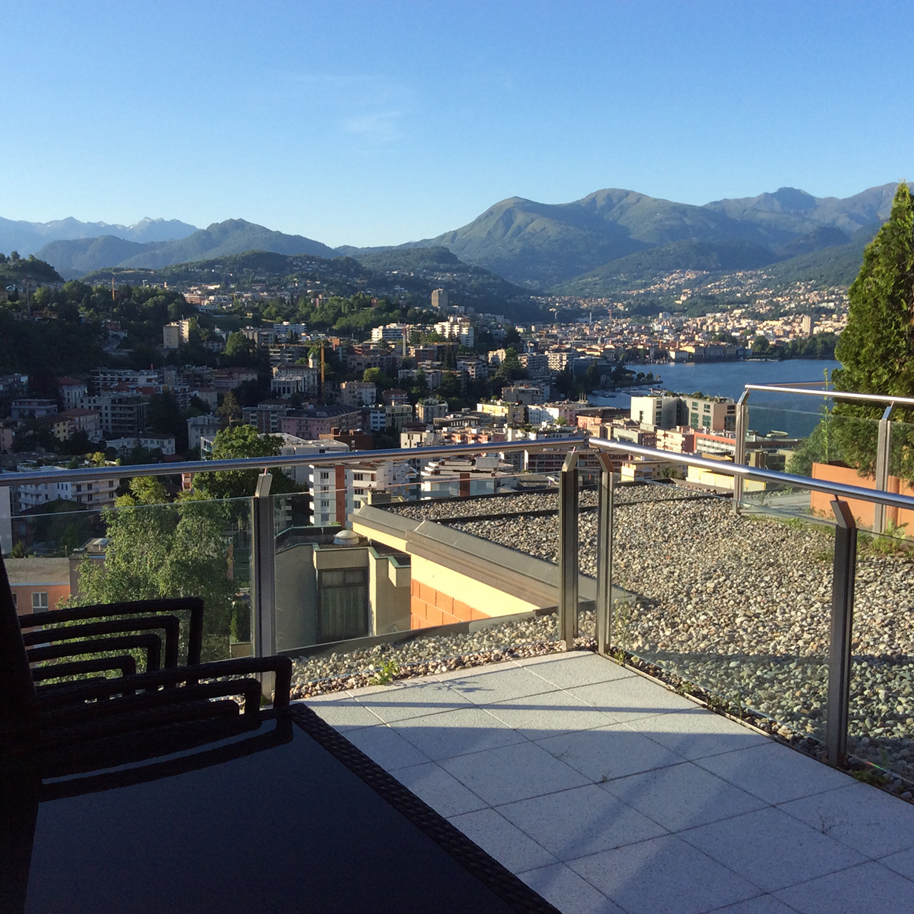 Balkon mit Berg- und Stadtblick