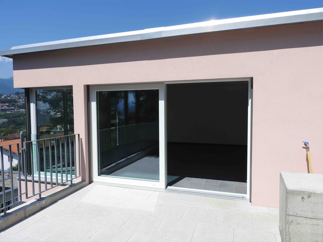 Dachterrasse mit Schiebetür und Ausblick