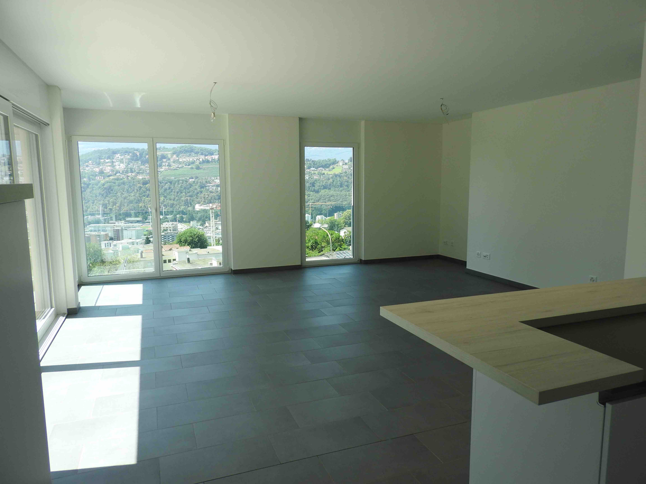 Offener Wohnbereich mit Panoramafenstern