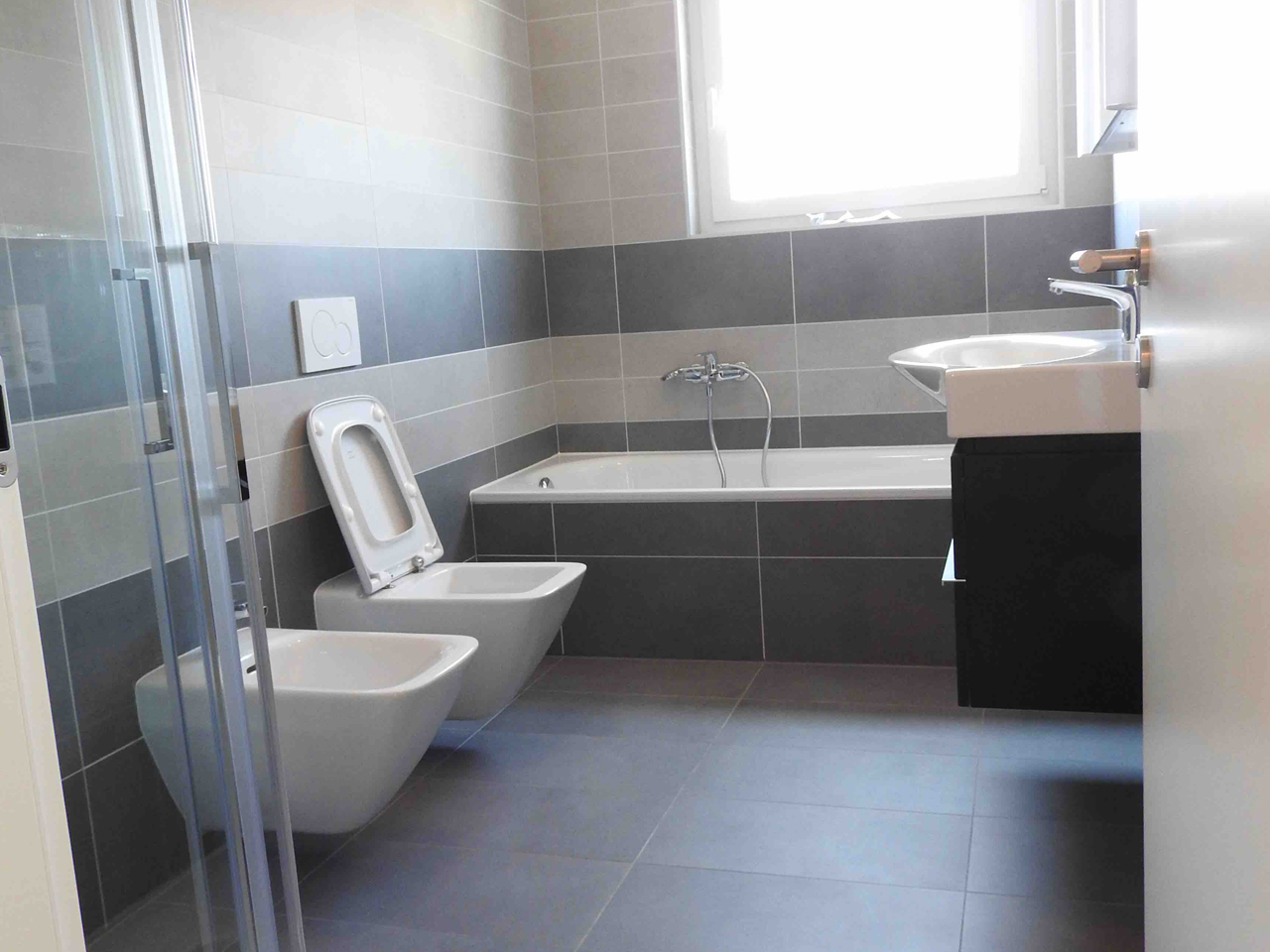 Modernes Badezimmer mit Badewanne, Bidet und Waschtisch