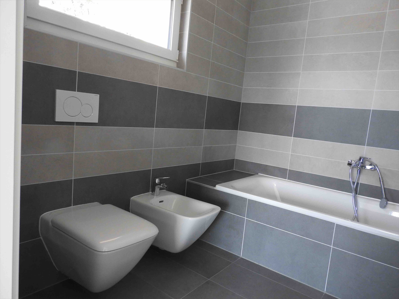 Modernes Badezimmer mit Wanne, WC und Bidet