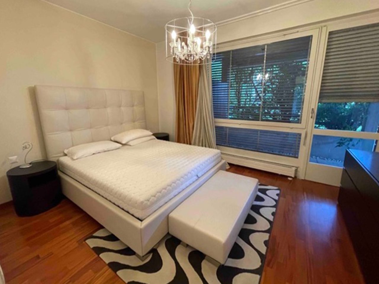 Modernes Schlafzimmer mit großem Bett und Nachtbeleuchtung