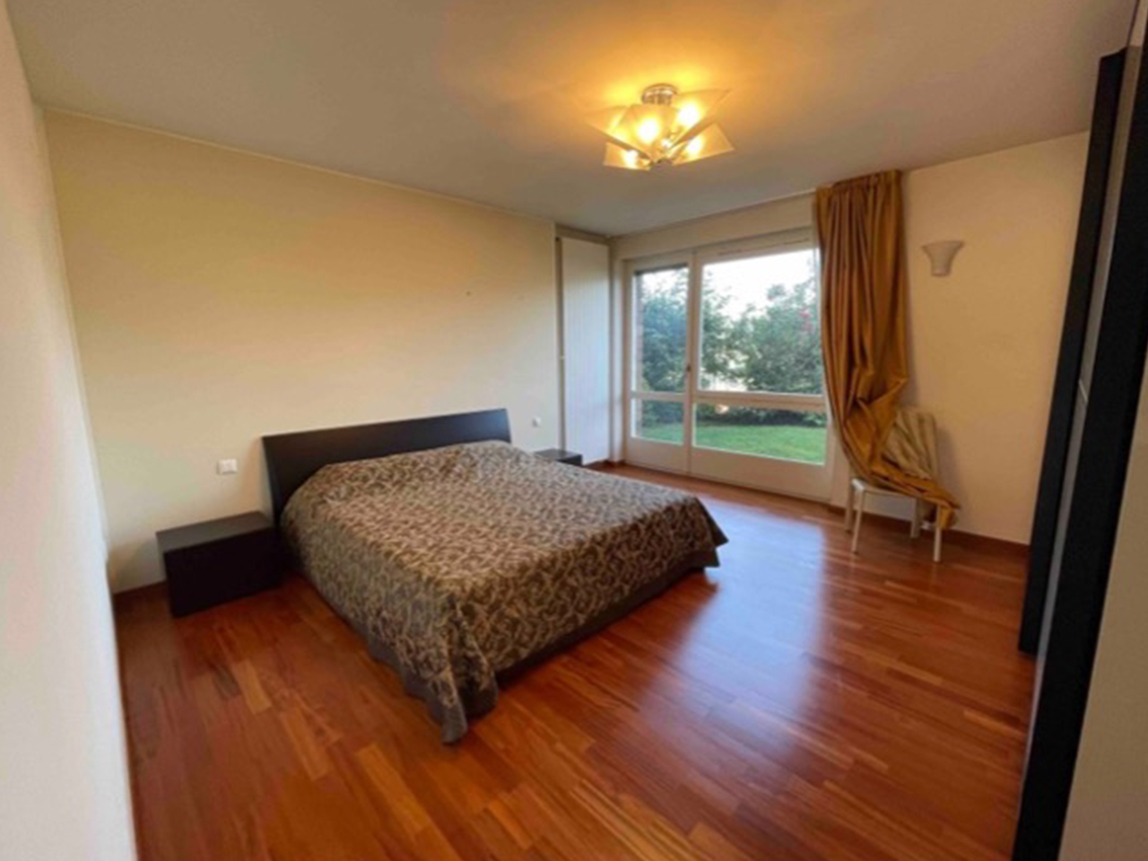 Schlafzimmer mit Balkon- oder Gartenblick