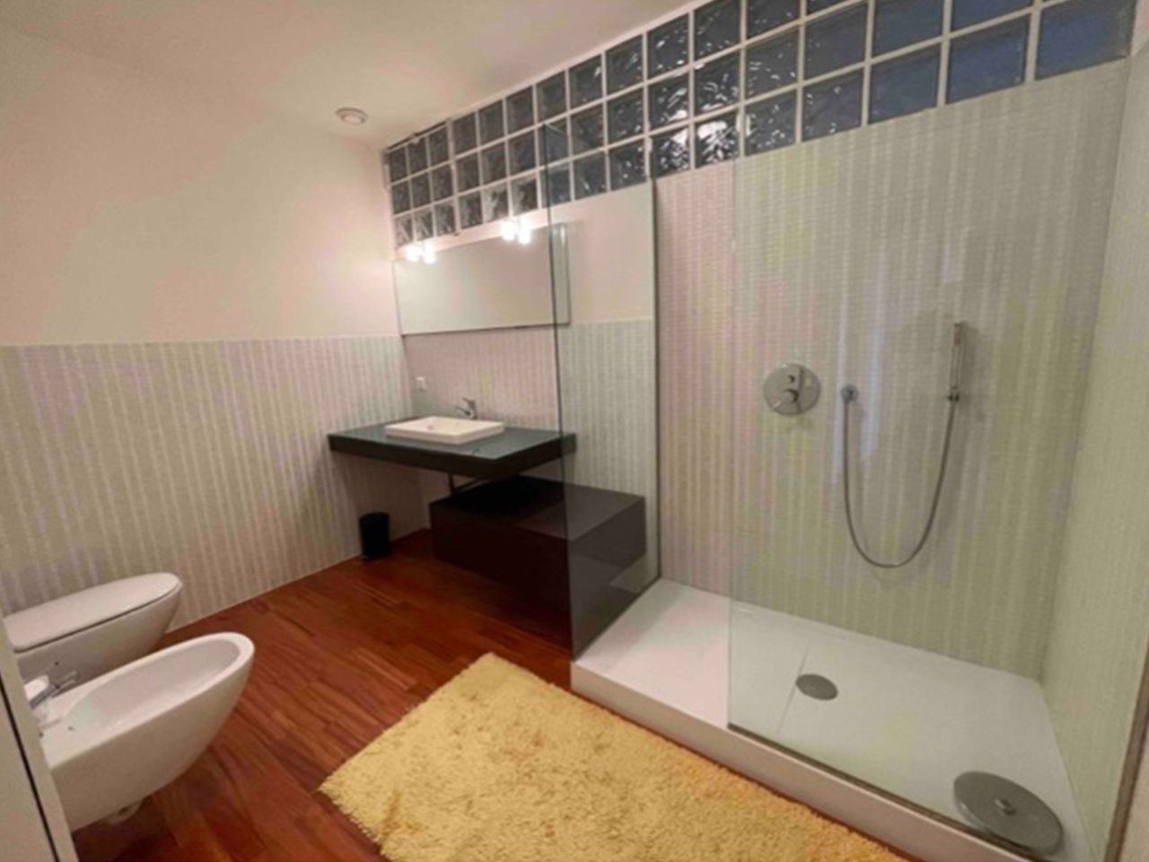 Modernes Badezimmer mit bodengleicher Dusche