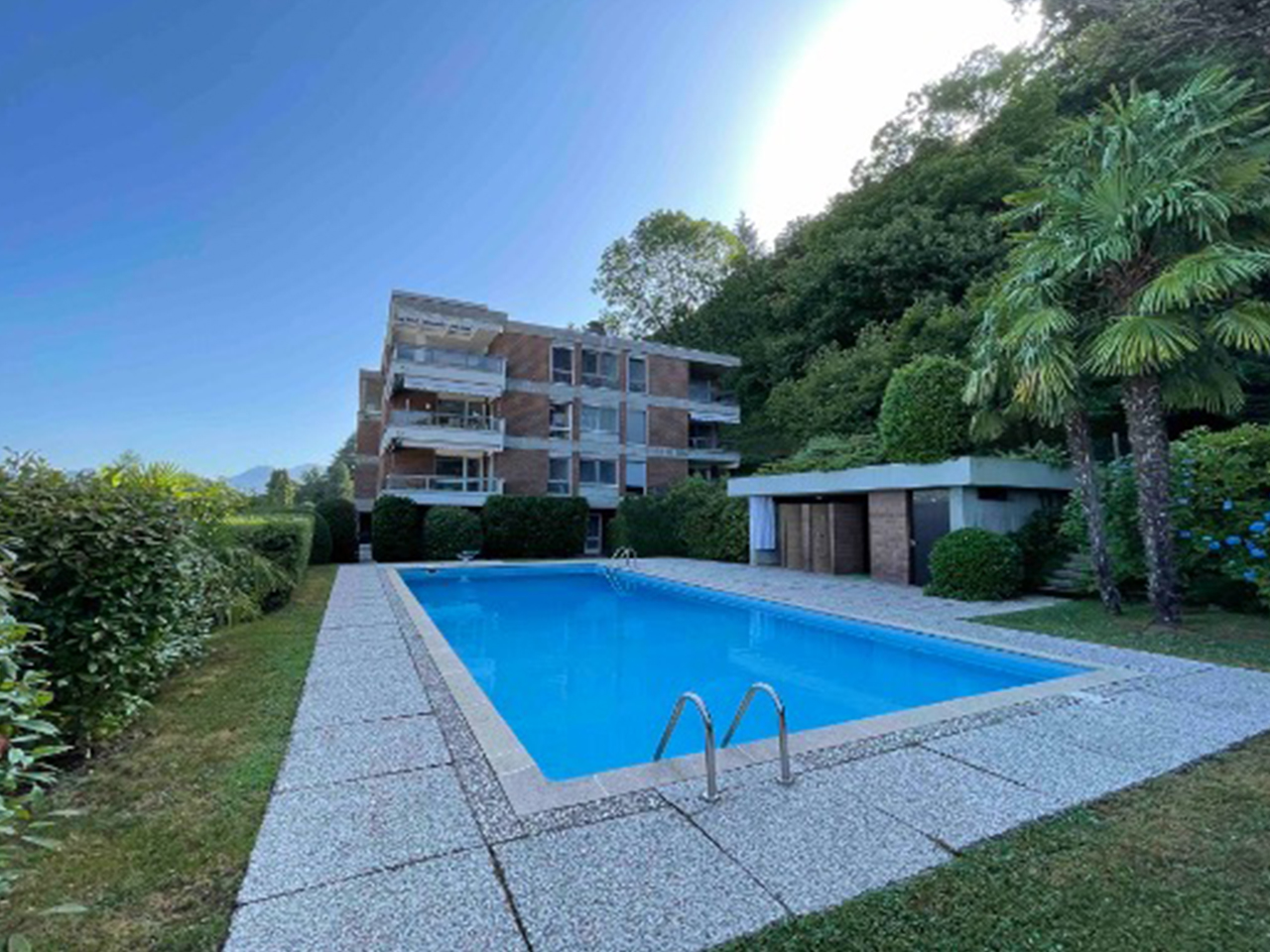 Außenbereich mit Pool und Wohnhaus