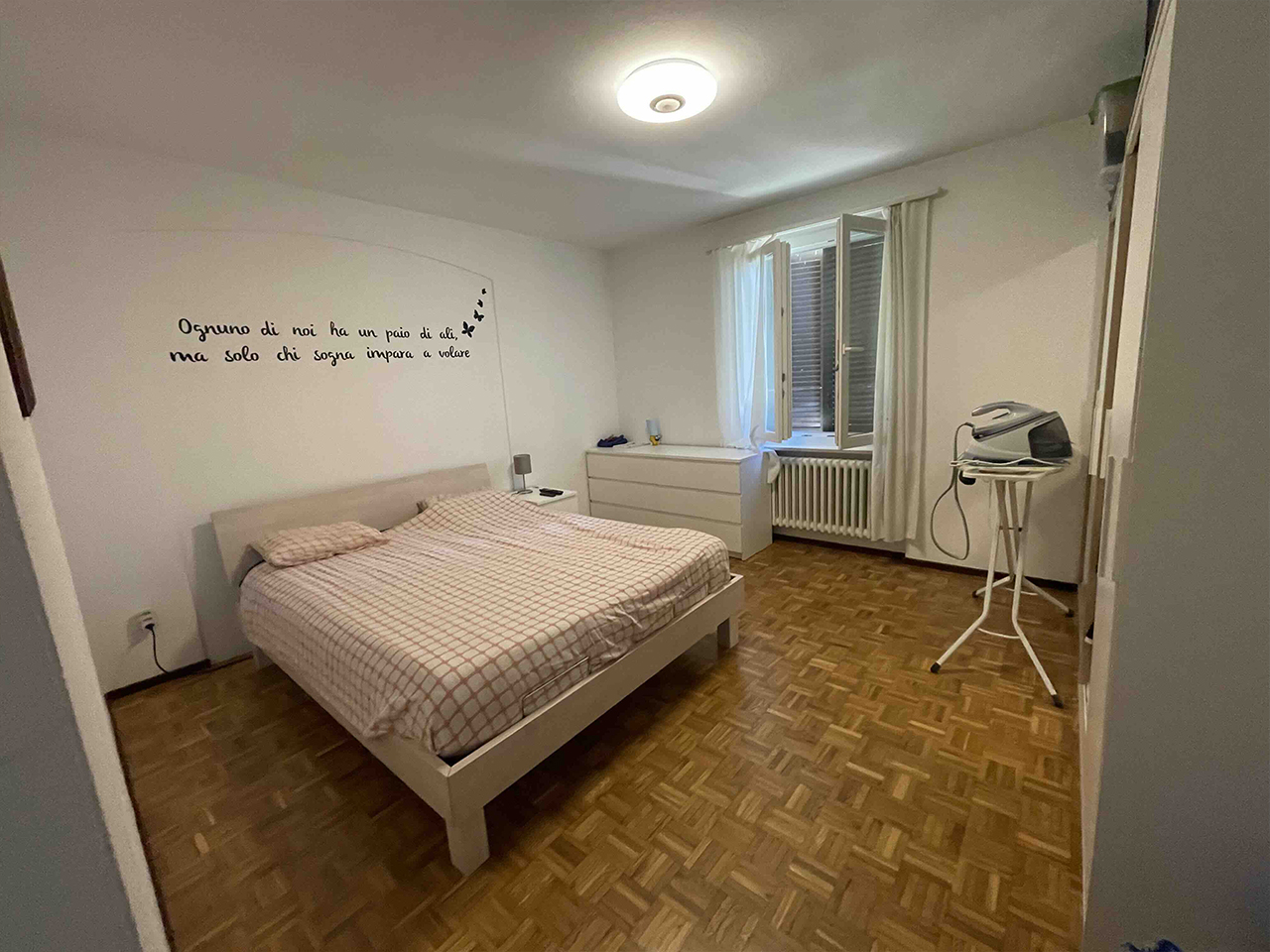 Schlafzimmer mit Doppelbett und Fenster
